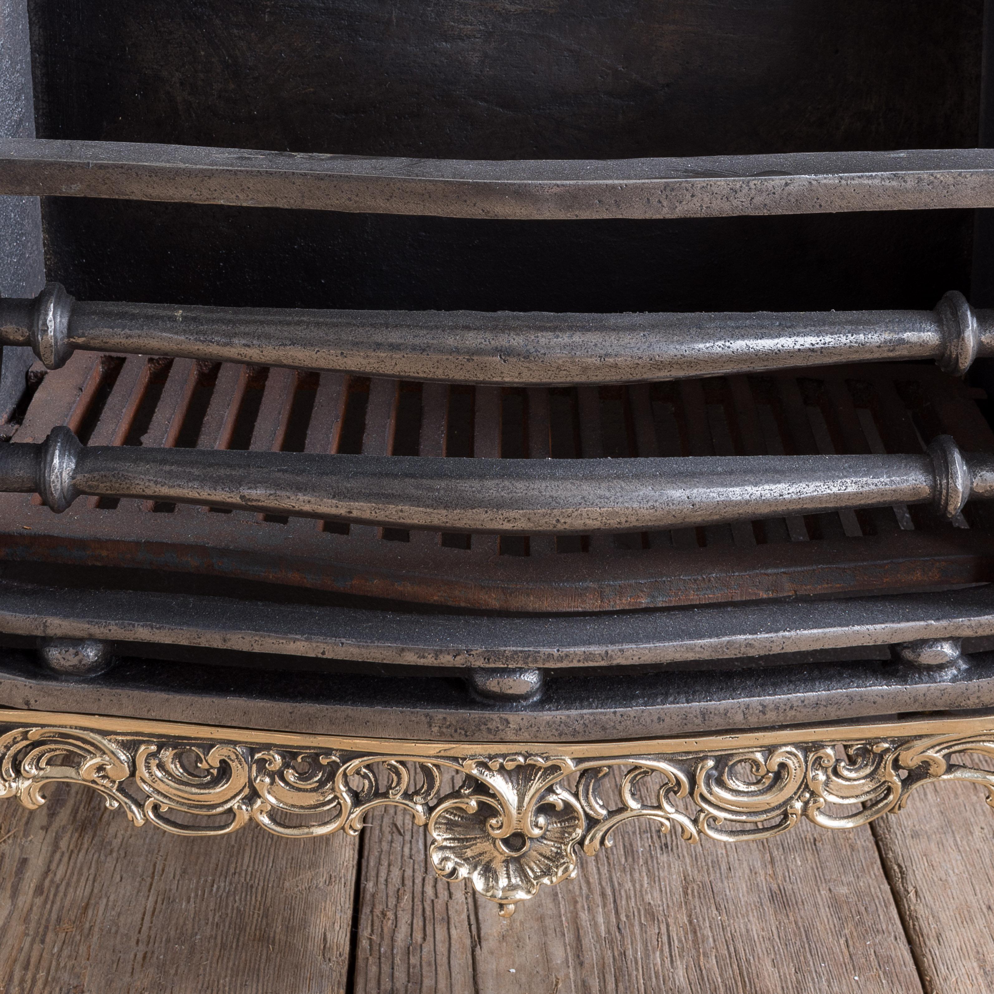 Grille de foyer en fer et en laiton du 19e siècle en vente 3