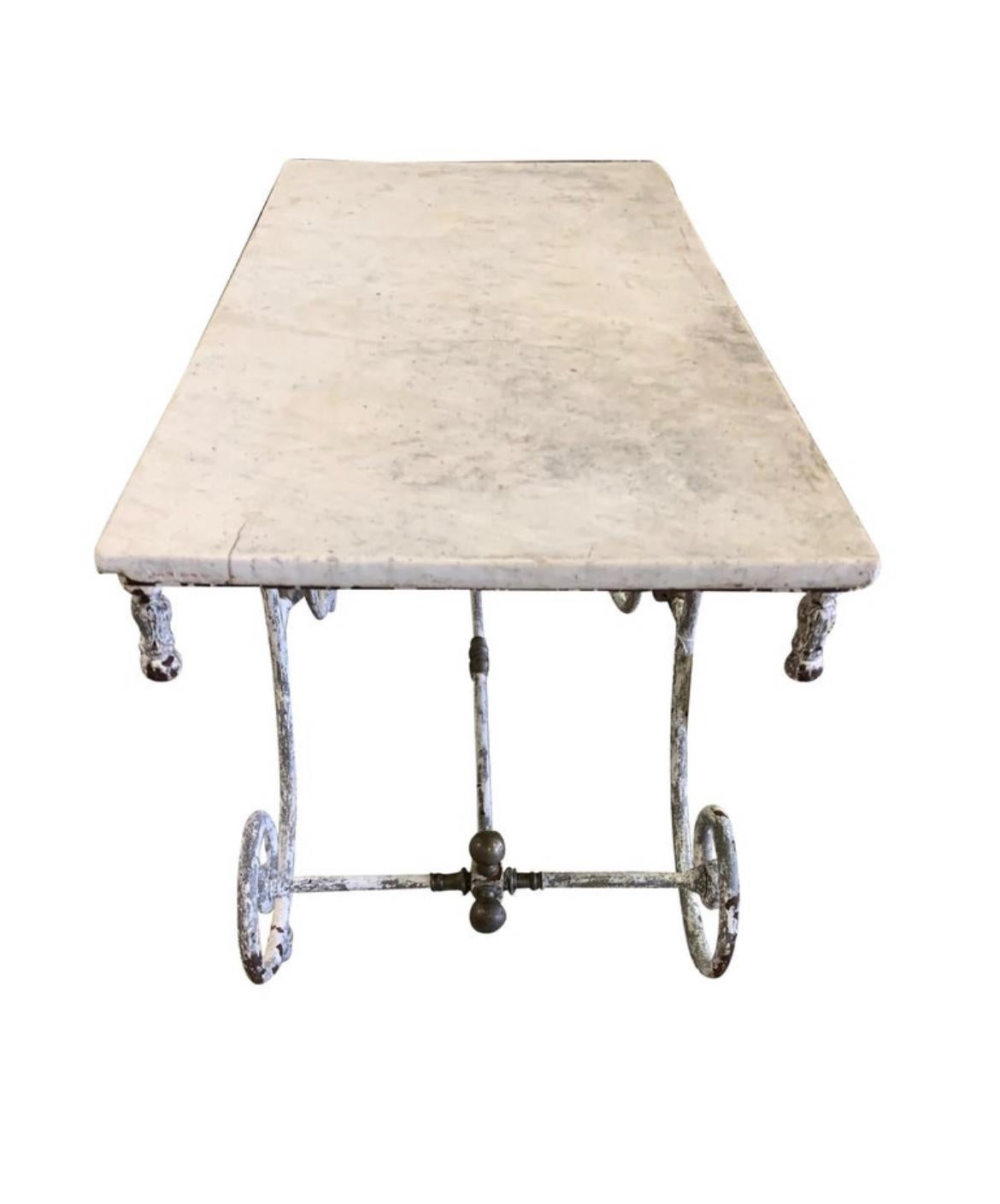 Französischer Gebäcktisch aus Eisen und Marmor aus dem 19. im Zustand „Gut“ im Angebot in San Angelo, TX