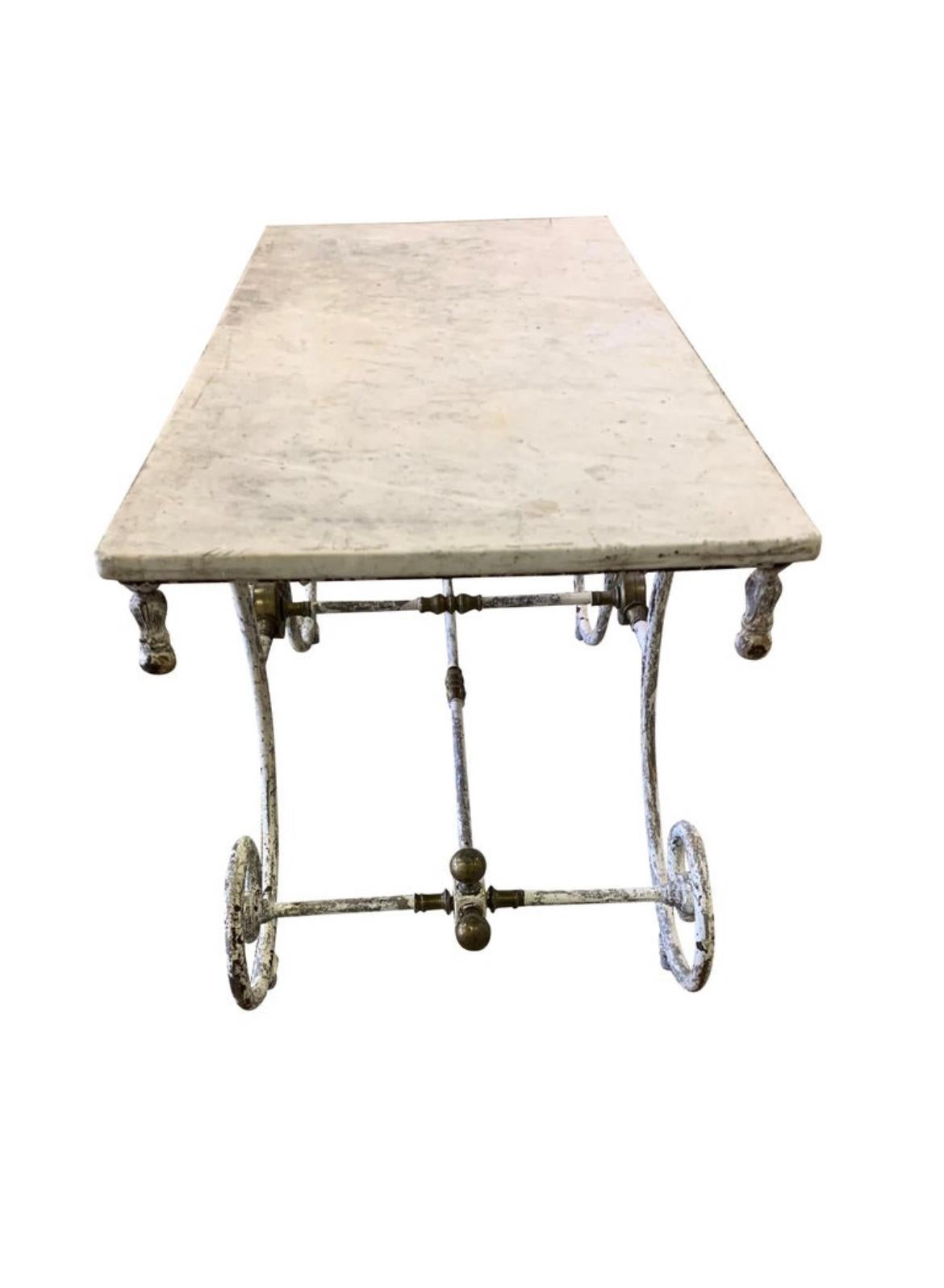 Französischer Gebäcktisch aus Eisen und Marmor aus dem 19. (19. Jahrhundert) im Angebot