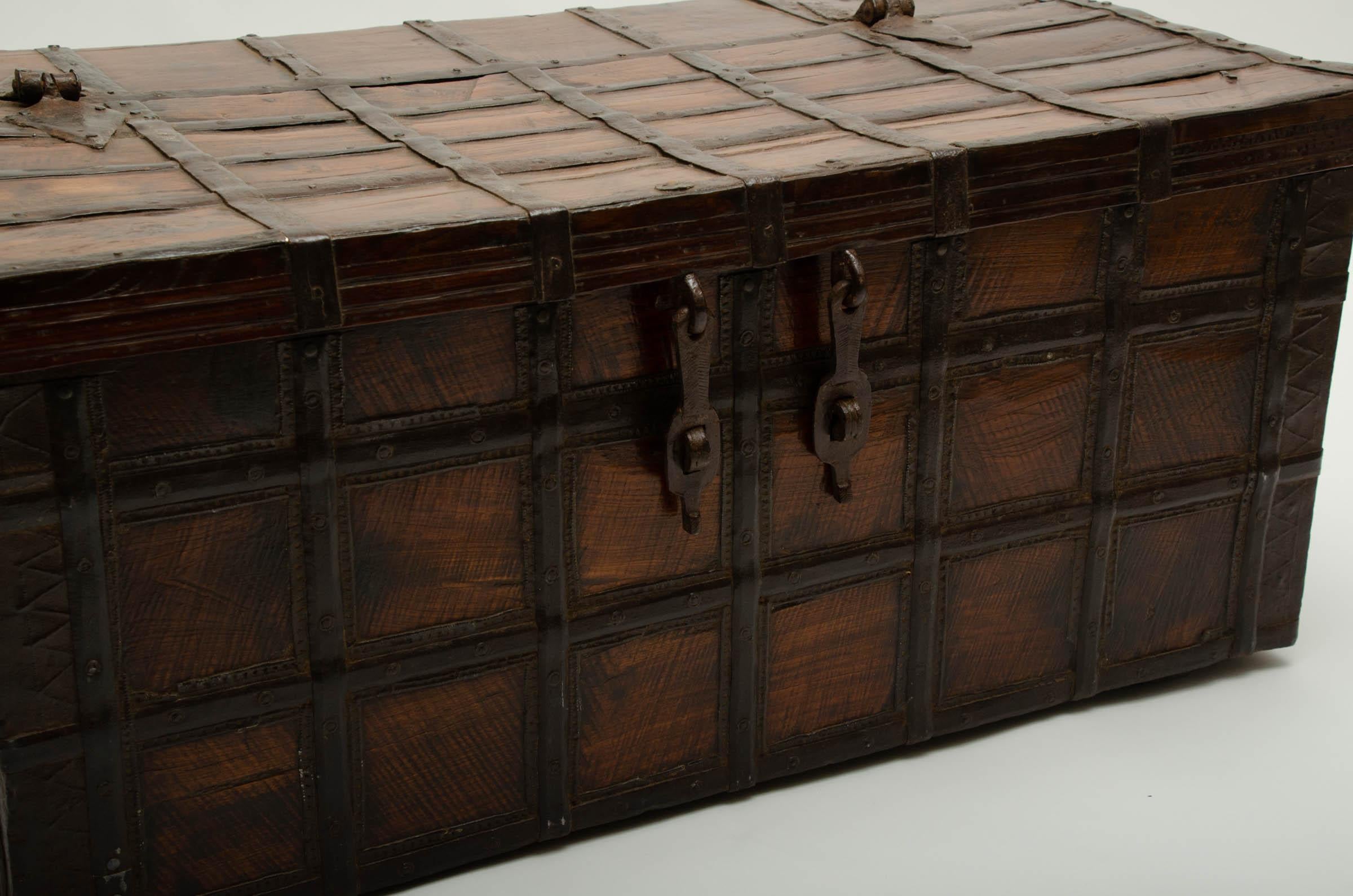 19th Century Iron-Bound Teak Trunk, Rajasthan, India, circa 1860 In Good Condition For Sale In East Hampton, NY
