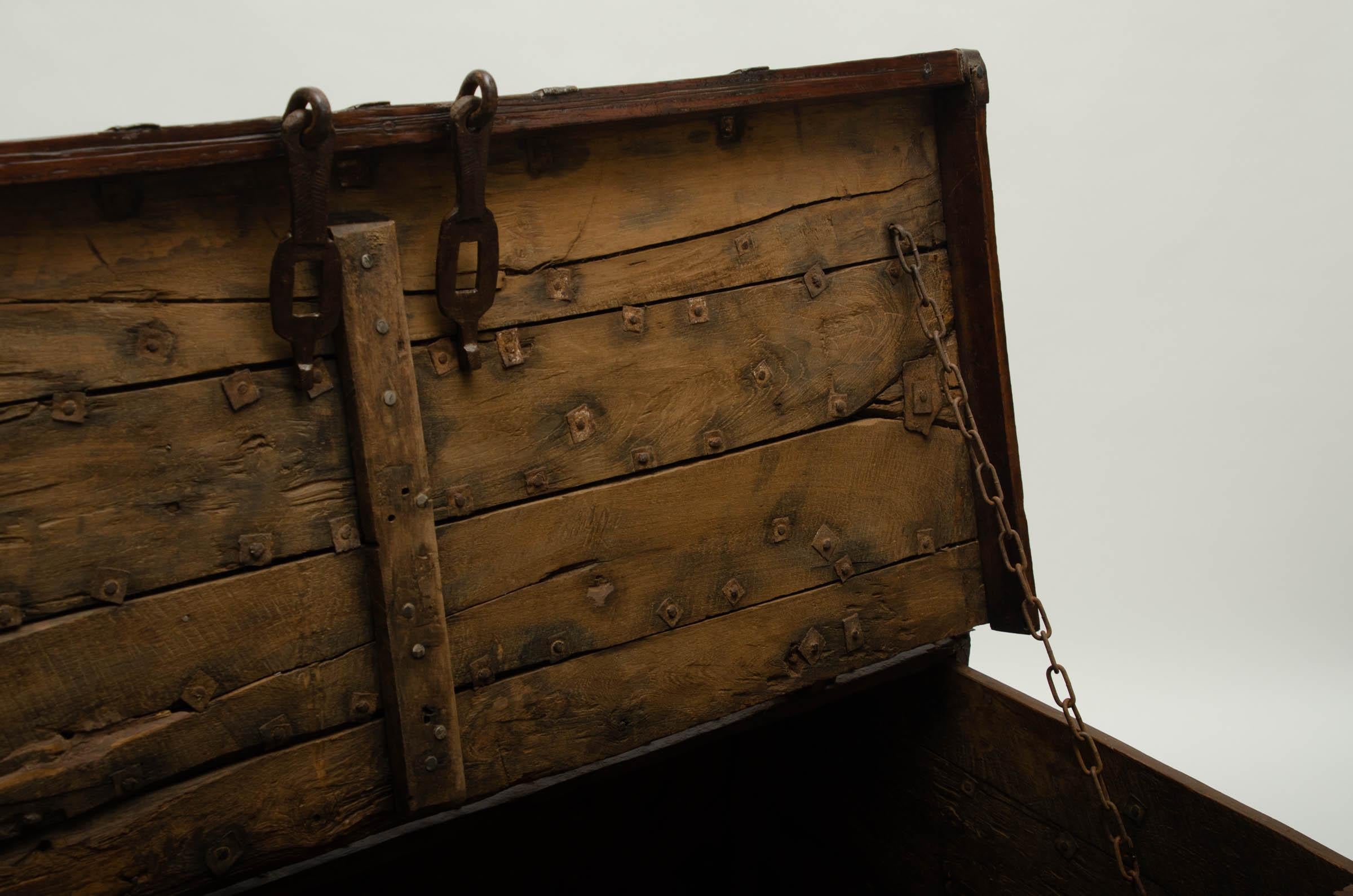 19th Century Iron-Bound Teak Trunk, Rajasthan, India, circa 1860 For Sale 4