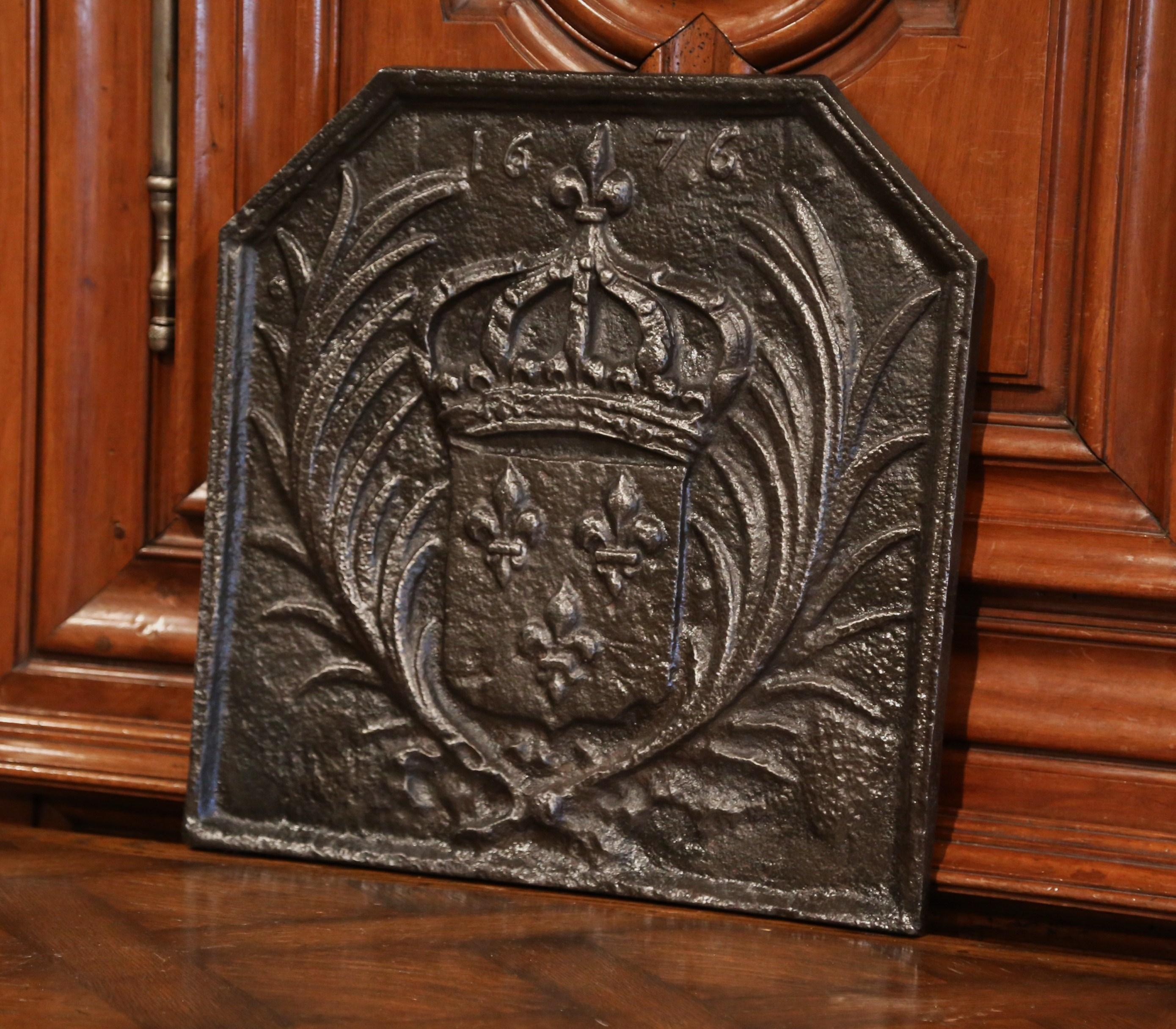 19th Century Iron Fireback with French Royal Coat of Arms and Fleurs-de-Lys In Excellent Condition In Dallas, TX