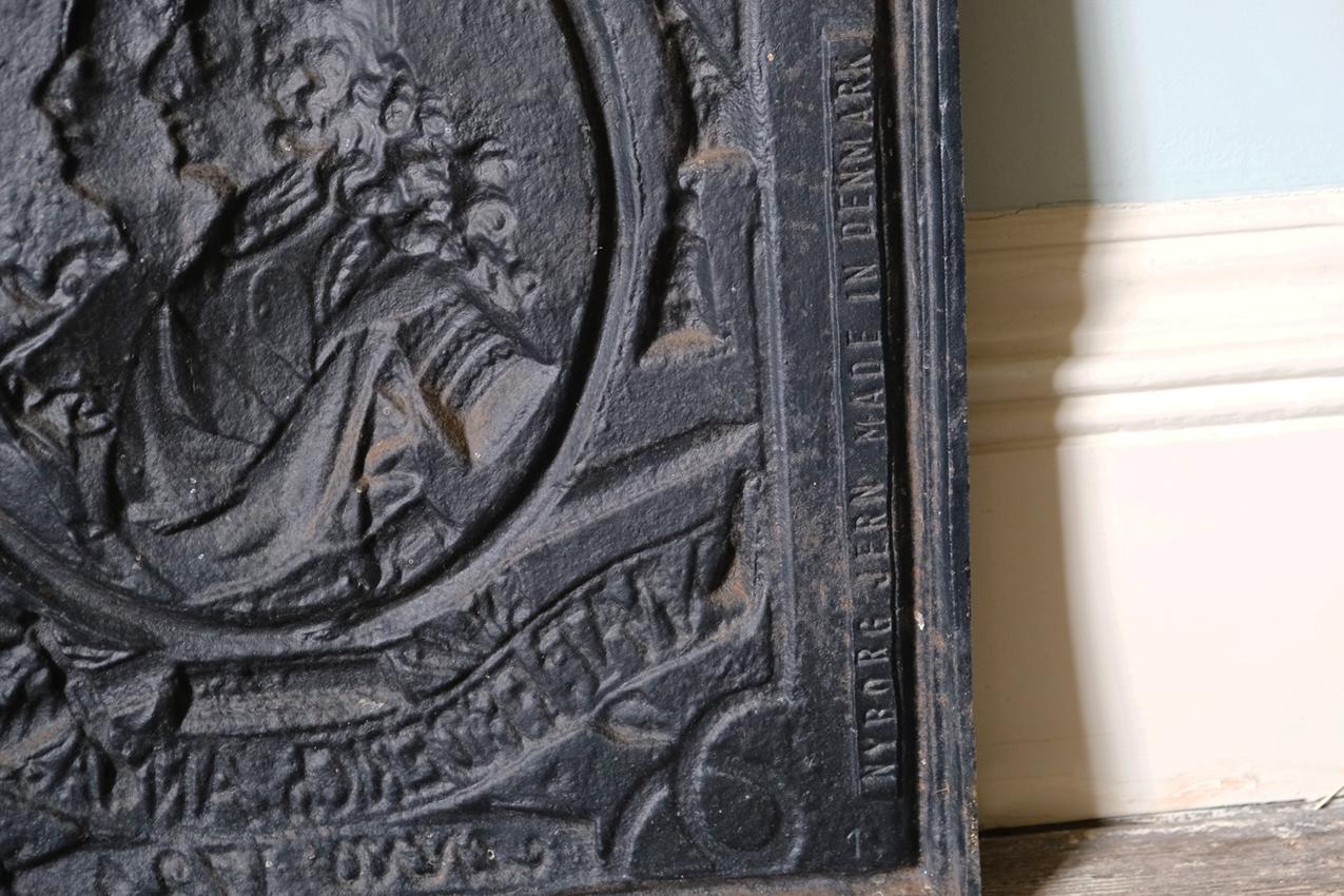 Kaminrücken aus Eisen des 19. Jahrhunderts mit Relief im Zustand „Gut“ im Angebot in London, GB