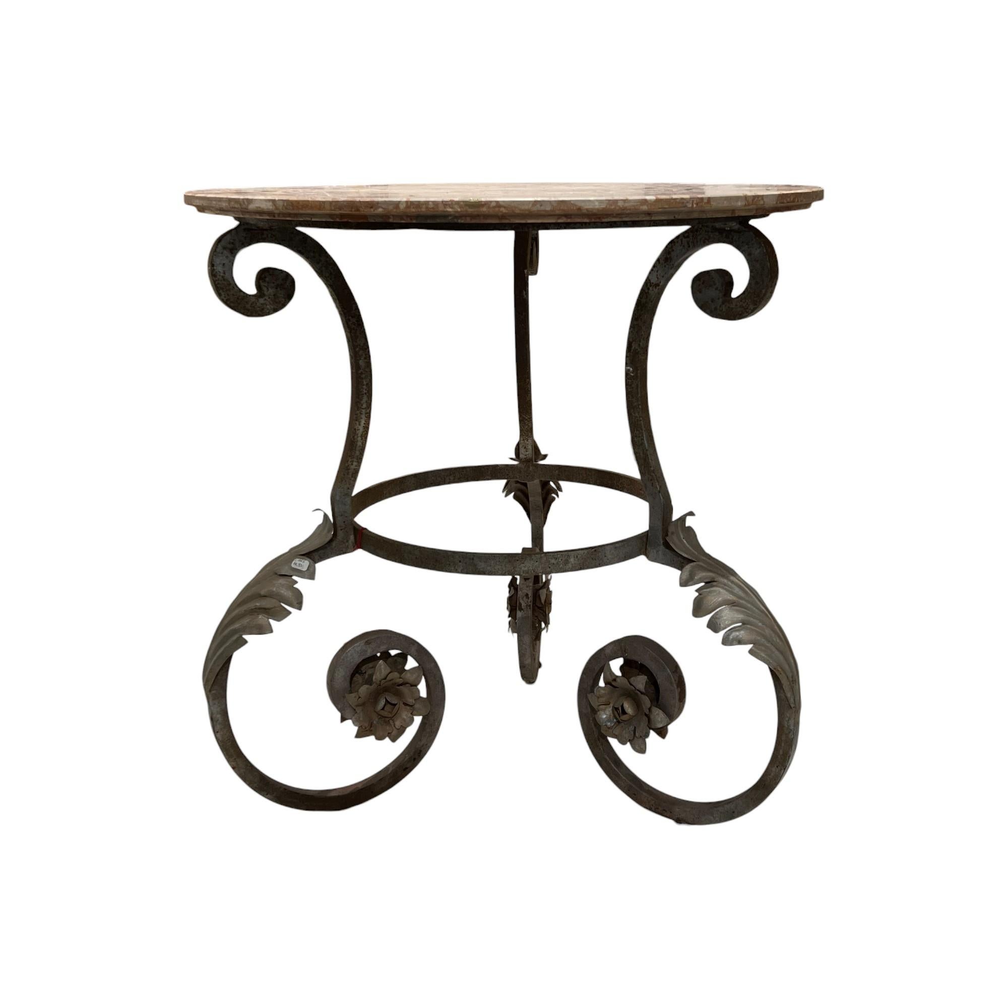 Cette table guéridon en fer du XIXe siècle avec un plateau en marbre est un classique du mobilier français qui allie élégance et savoir-faire. Le terme 