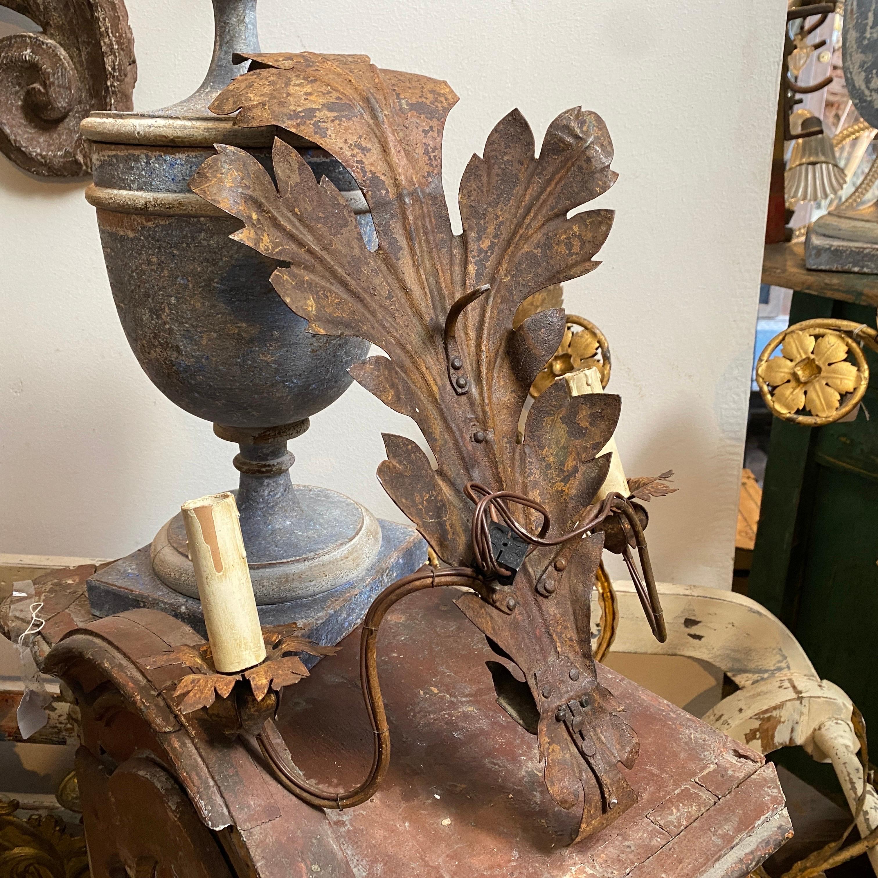 Sizilianische elektrifizierte Kerzenleuchter aus Eisen des 19. Jahrhunderts (Handgefertigt) im Angebot