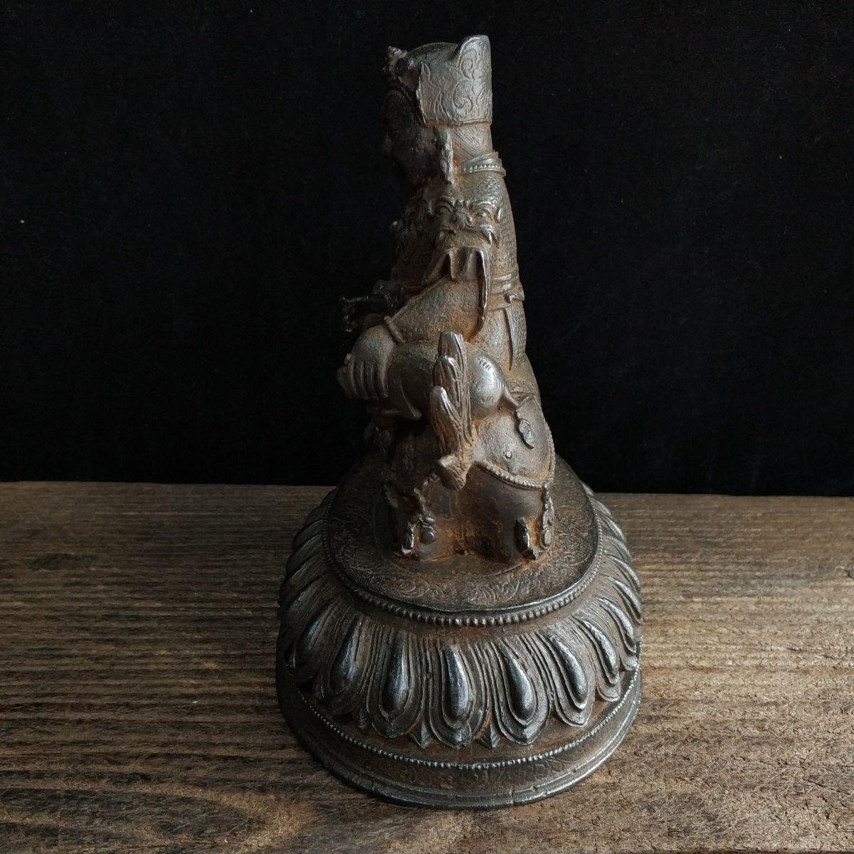 19th Century Iron Skanda Buddha Sitting on Lion Statue In Fair Condition For Sale In 景德镇市, CN