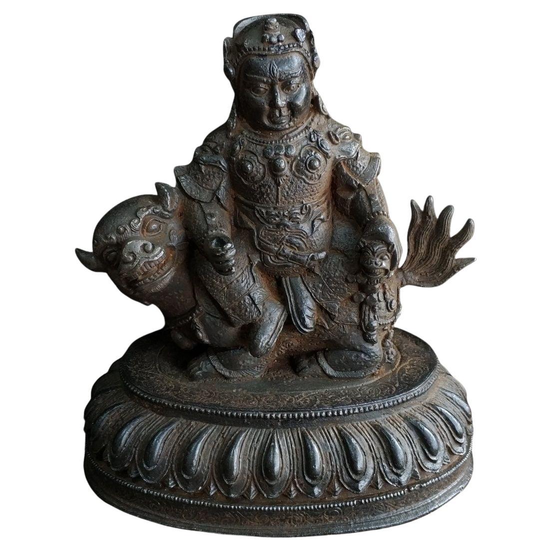 Eisen Skanda-Buddha auf Löwenstatue aus dem 19. Jahrhundert