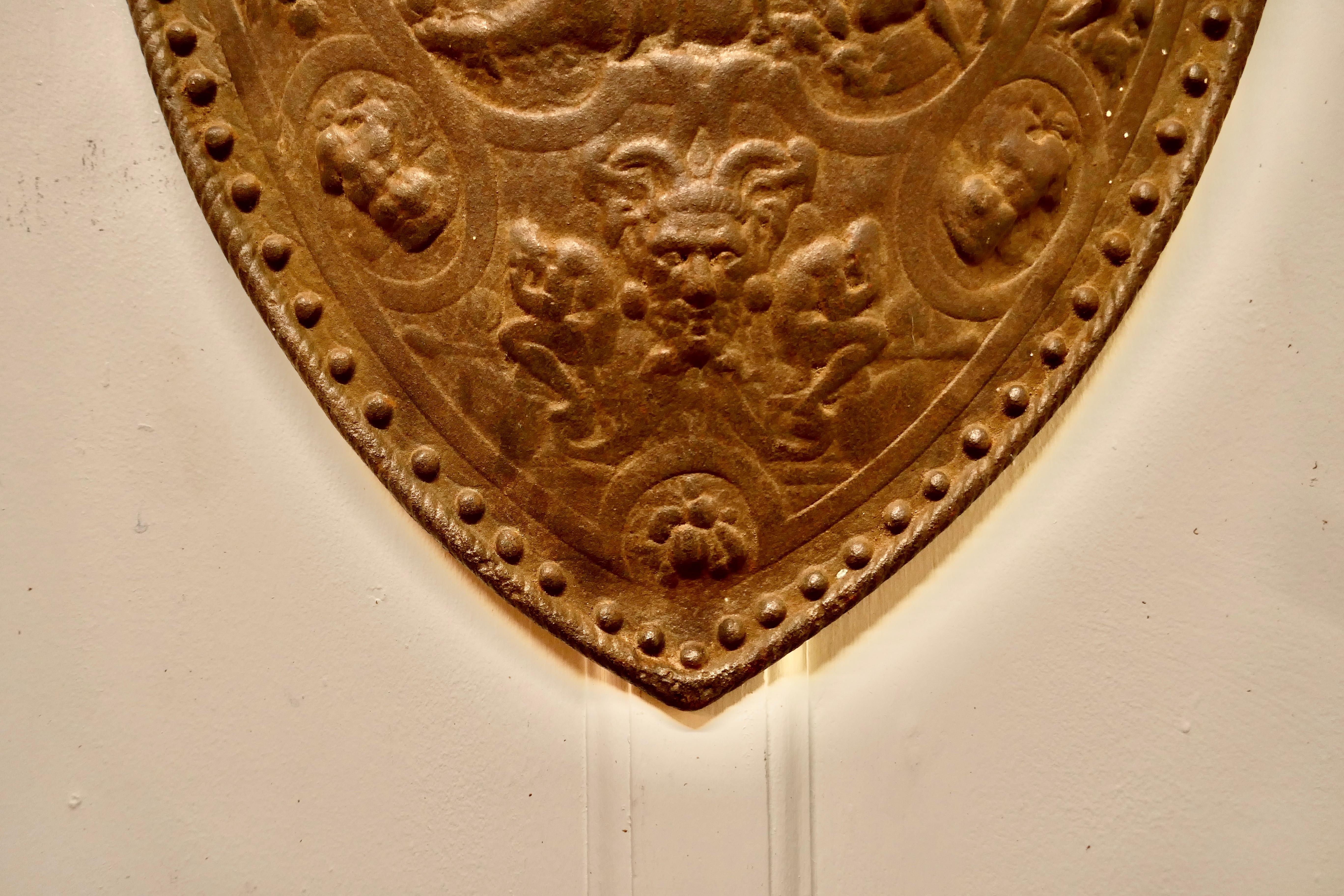 Hängeschild-Feuerschirm aus Eisen, 19. Jahrhundert im Angebot 1