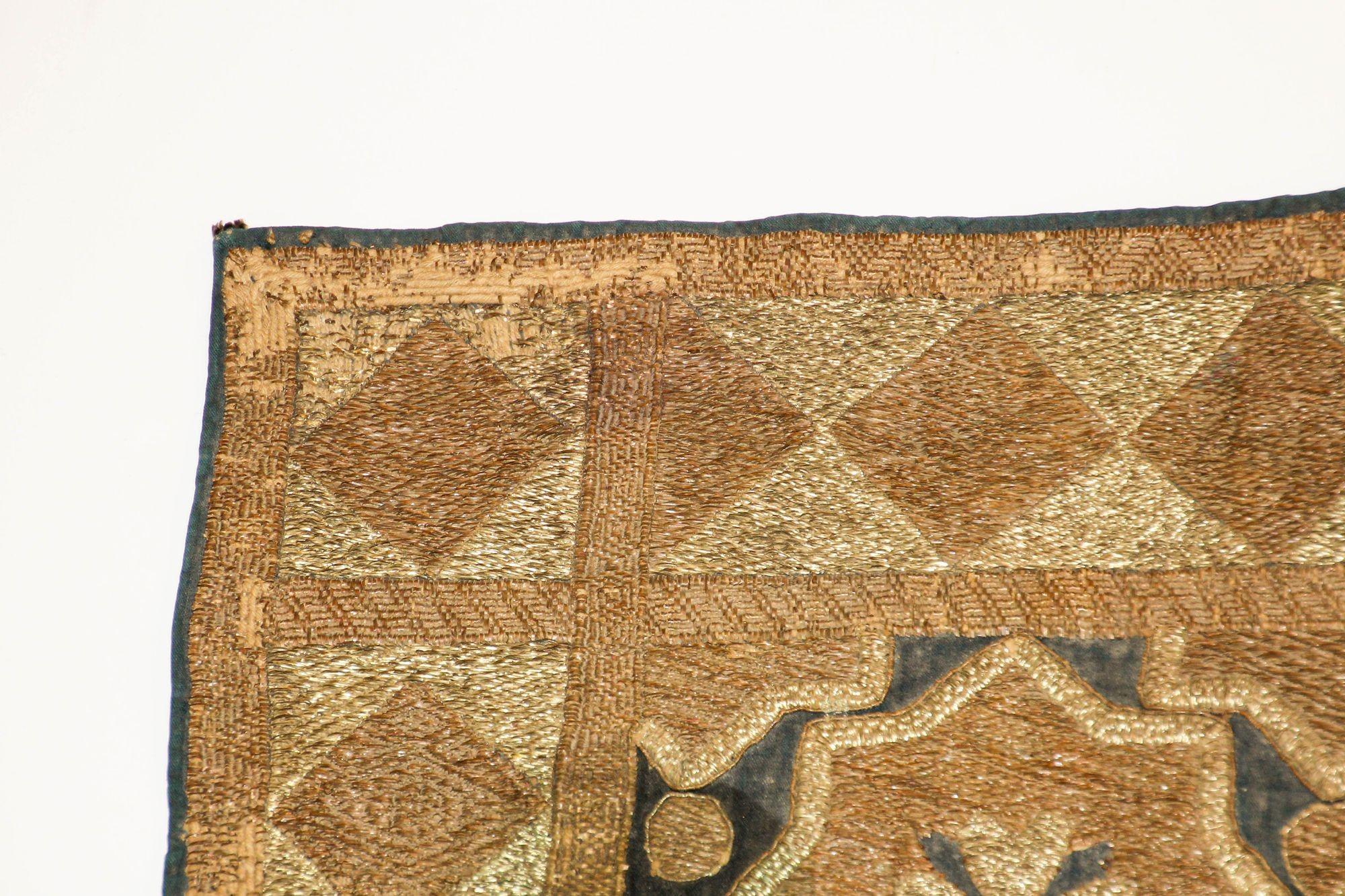 Islamische Kunst des 19. Jahrhunderts Ottomanische Metallic-Fäden gewölbtes Textilfragment im Angebot 4