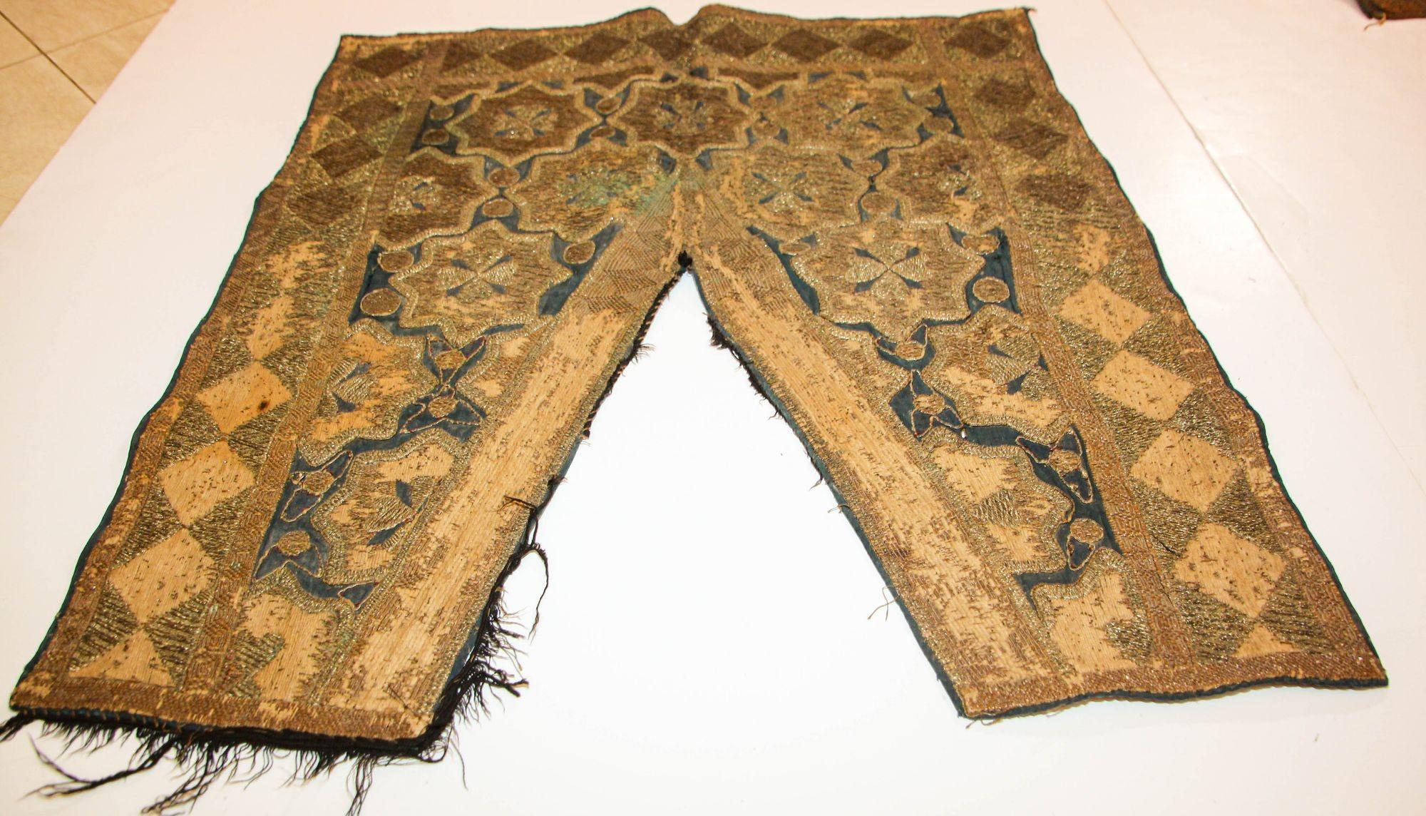 19th Century Islamic Art Ottoman Metallic Threads Arched Fragment Textile For Sale 5