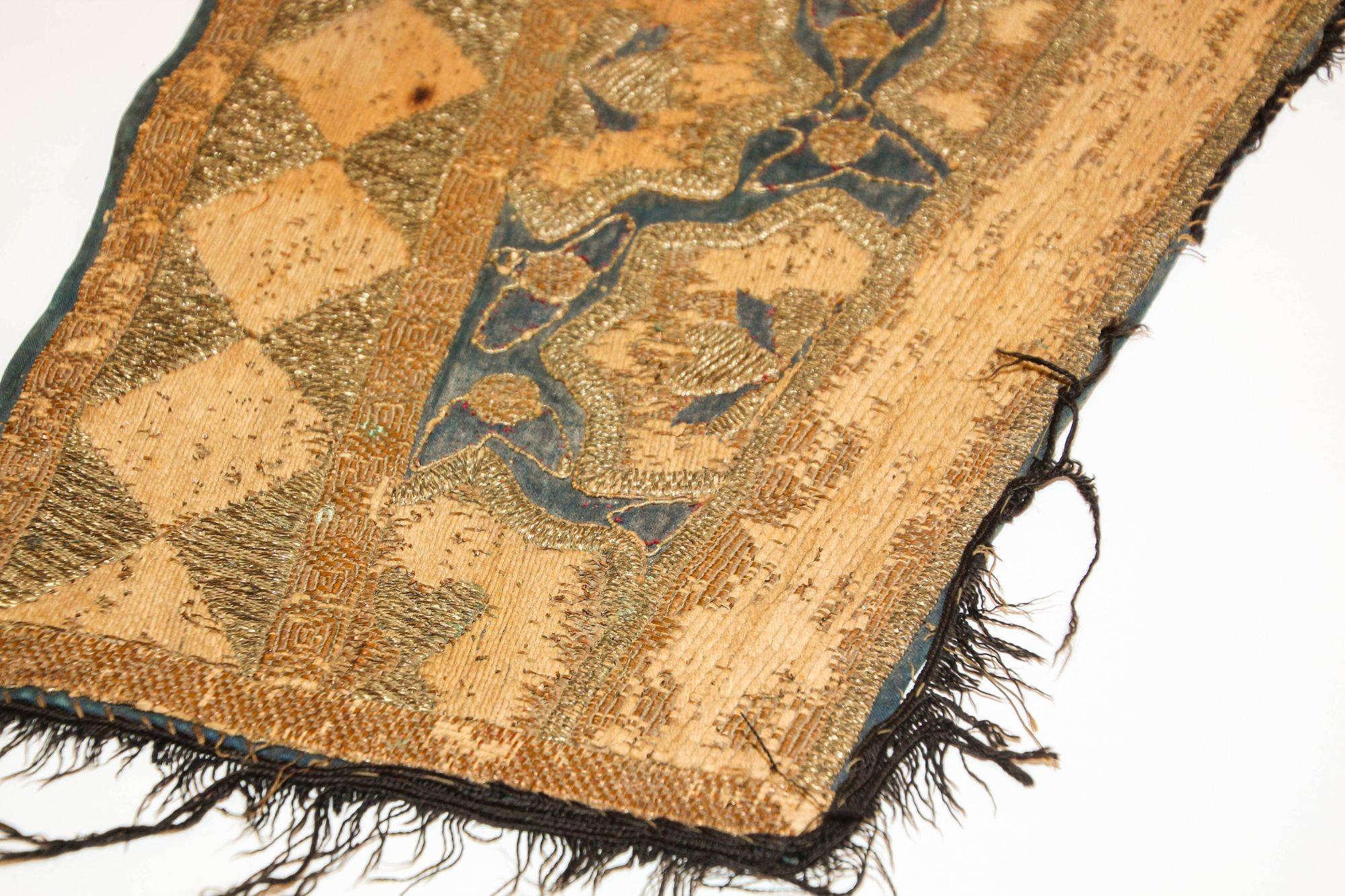 Islamische Kunst des 19. Jahrhunderts Ottomanische Metallic-Fäden gewölbtes Textilfragment im Angebot 8
