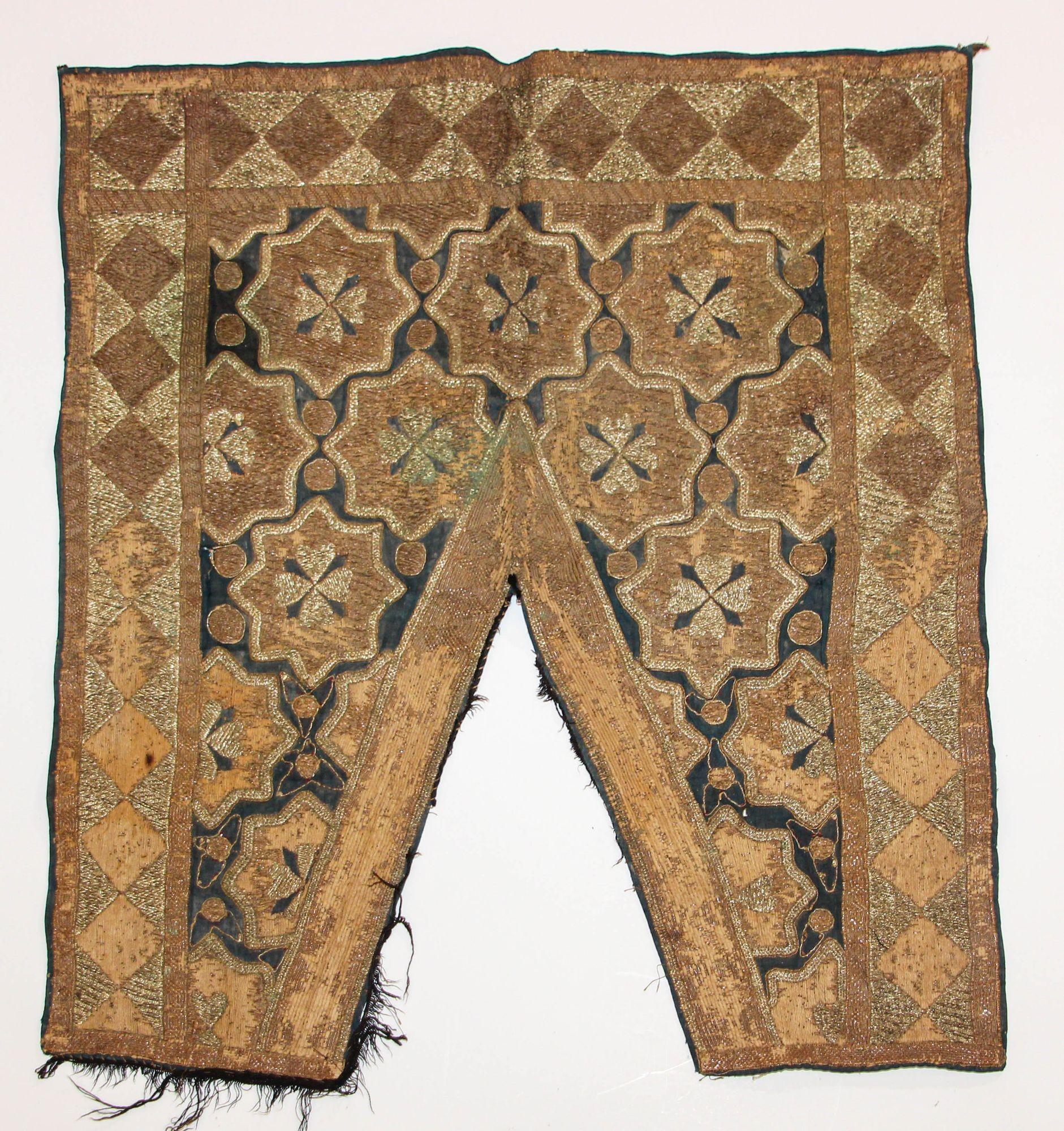 19. Jahrhundert islamische Kunst, osmanische maurische metallische Fäden bestickte gewölbte Textil.
Collectible Museum Qualität antike Textilfragment wahrscheinlich Teil eines Wandbehangs oder Spiegel Tuch.
Frühes 19. Jahrhundert, antike islamische