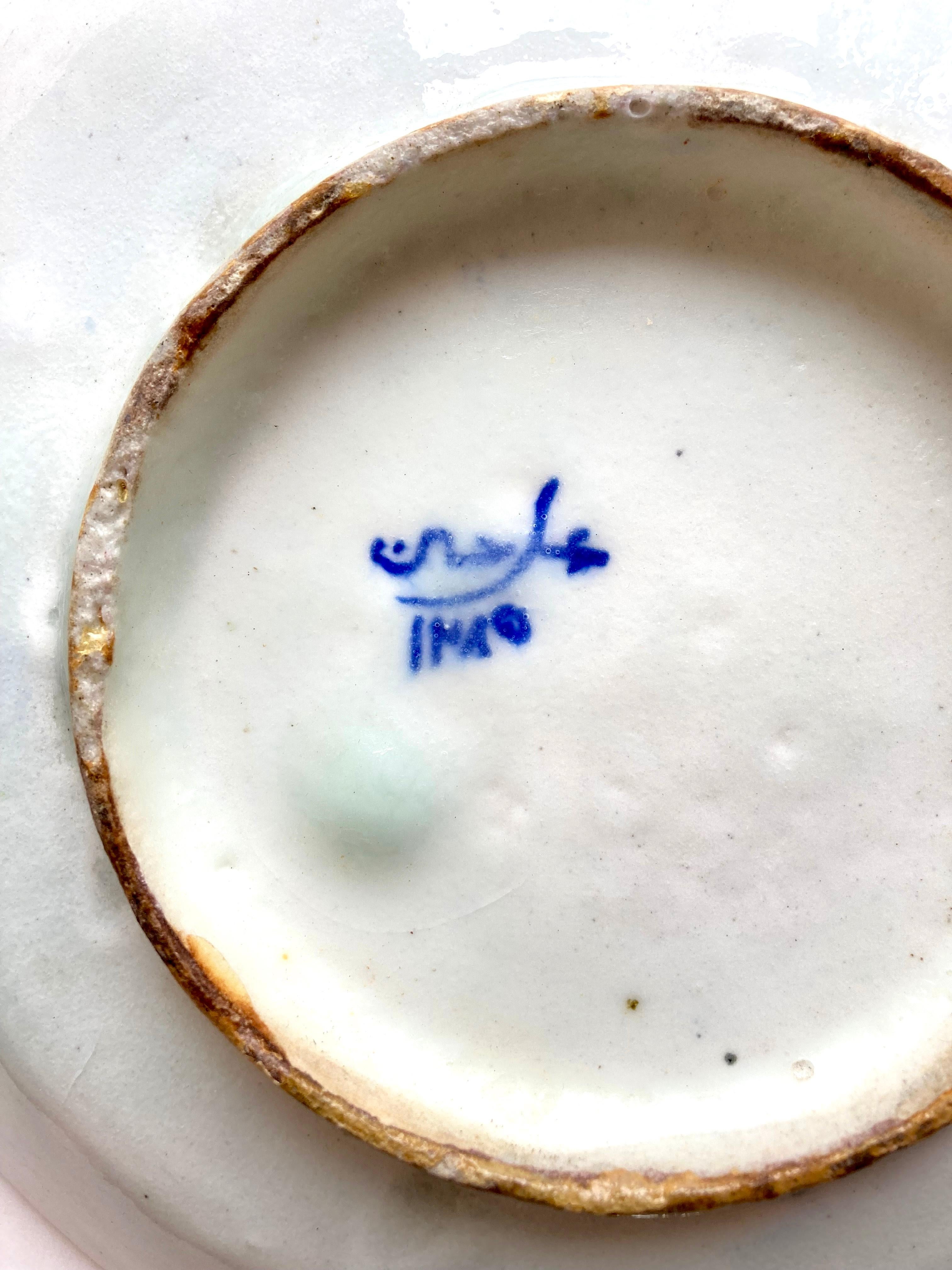 Islamischer blauer und weißer Fritware-Teller des 19. Jahrhunderts, signiert von Maker    (Töpferwaren) im Angebot