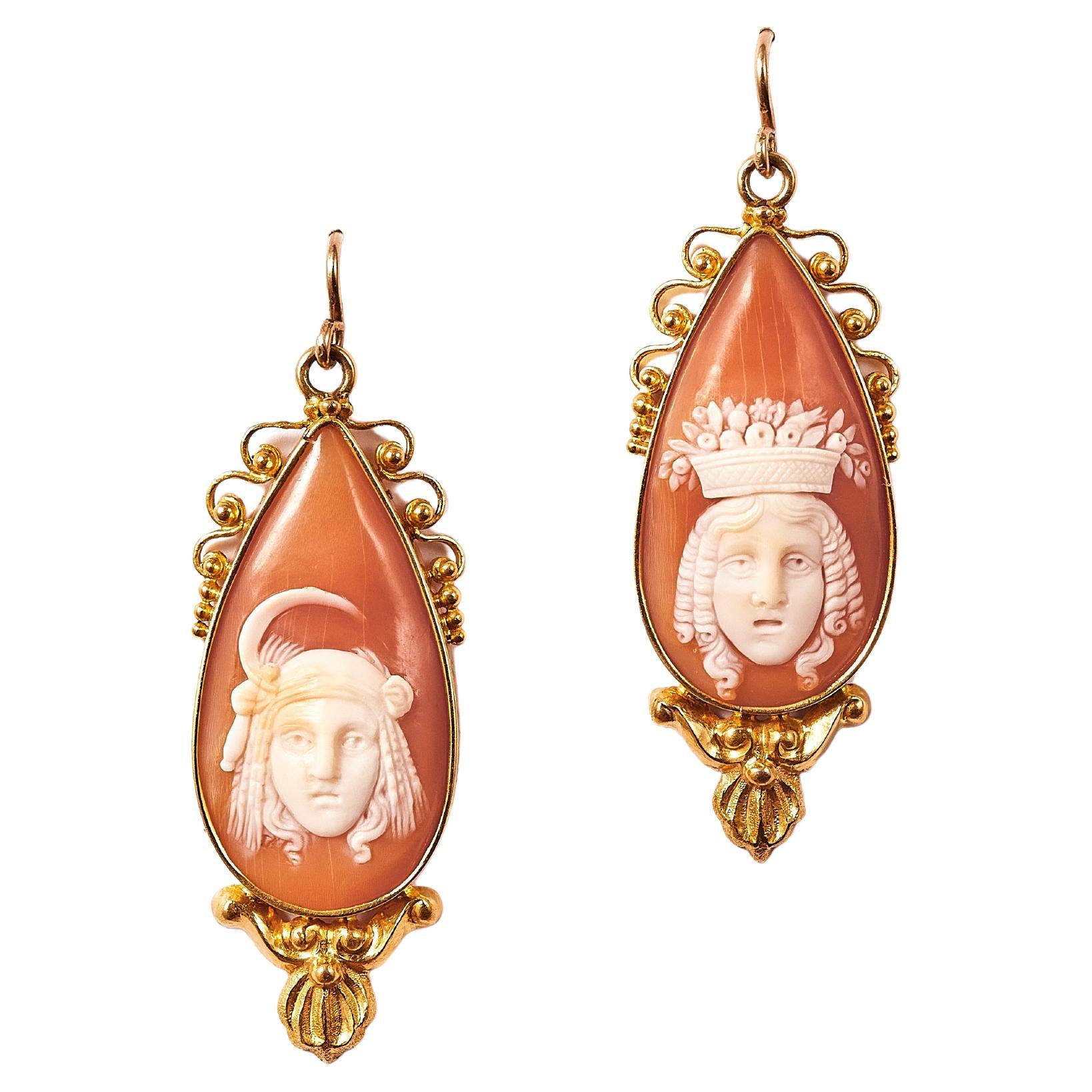 Boucles d
oreilles "moisson" en camée en or 21kt du 19e siècle. en vente