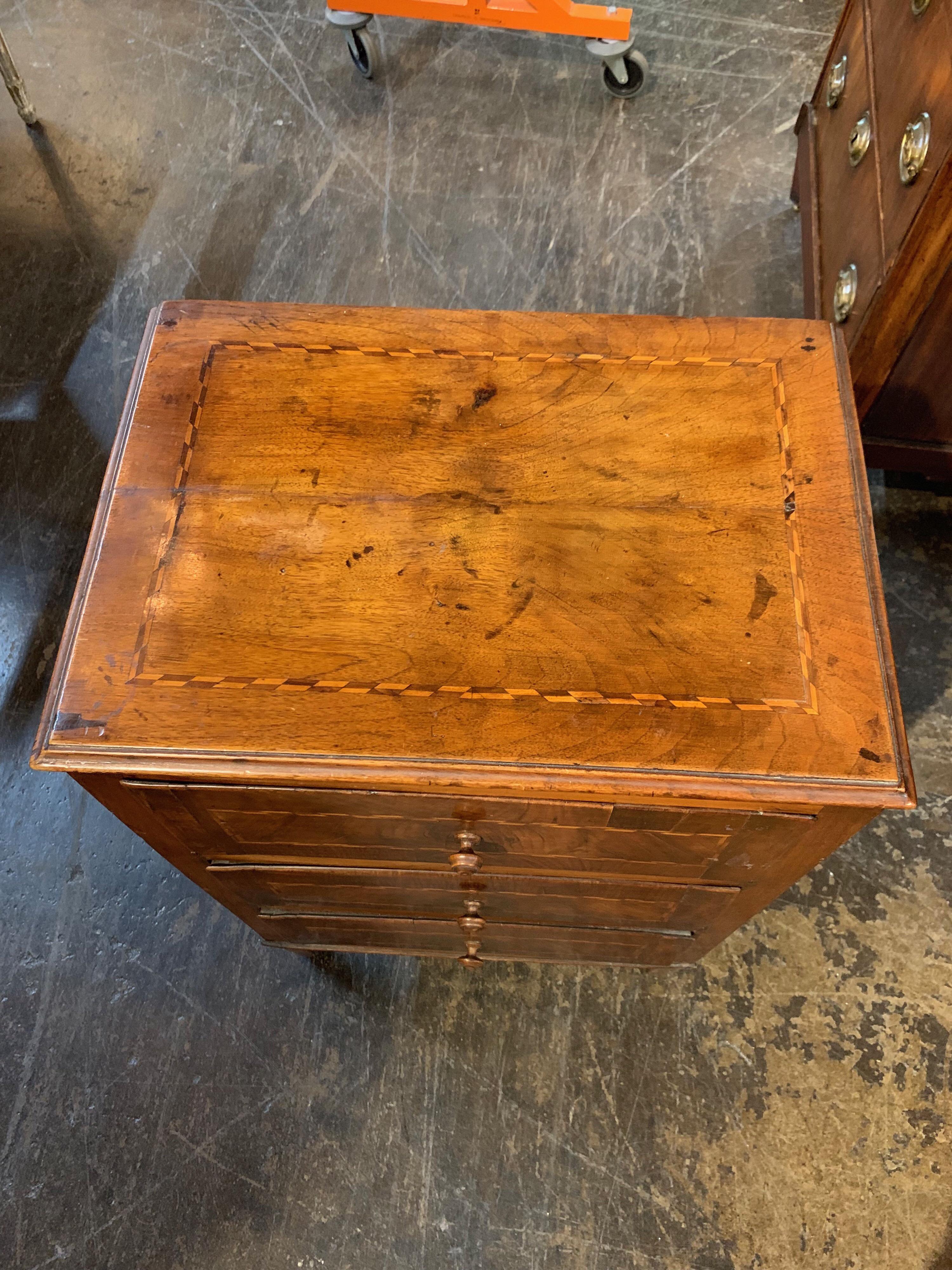 Très belle table d'appoint à trois tiroirs en noyer du début du XIXe siècle. Joli détail de marqueterie sur les tiroirs et sur le dessus. Une pièce fonctionnelle.