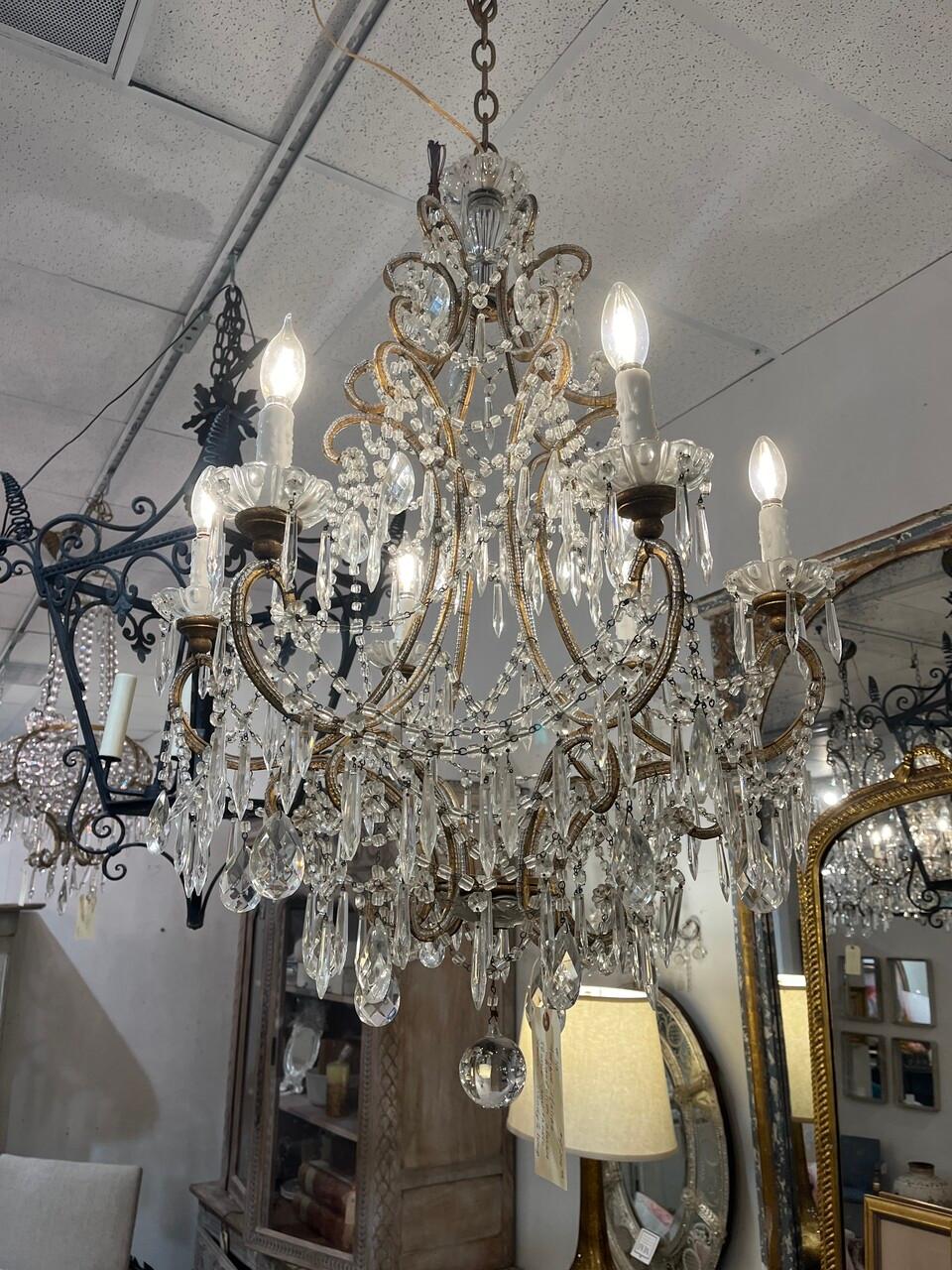 Immergi il tuo spazio nell'opulenza del XIX secolo con questo splendido lampadario italiano dorato. Meticolosamente restaurato, risplende di nuovo con la sua finitura dorata e scintillante. Appena ricablata e adornata con nuovi manicotti per le