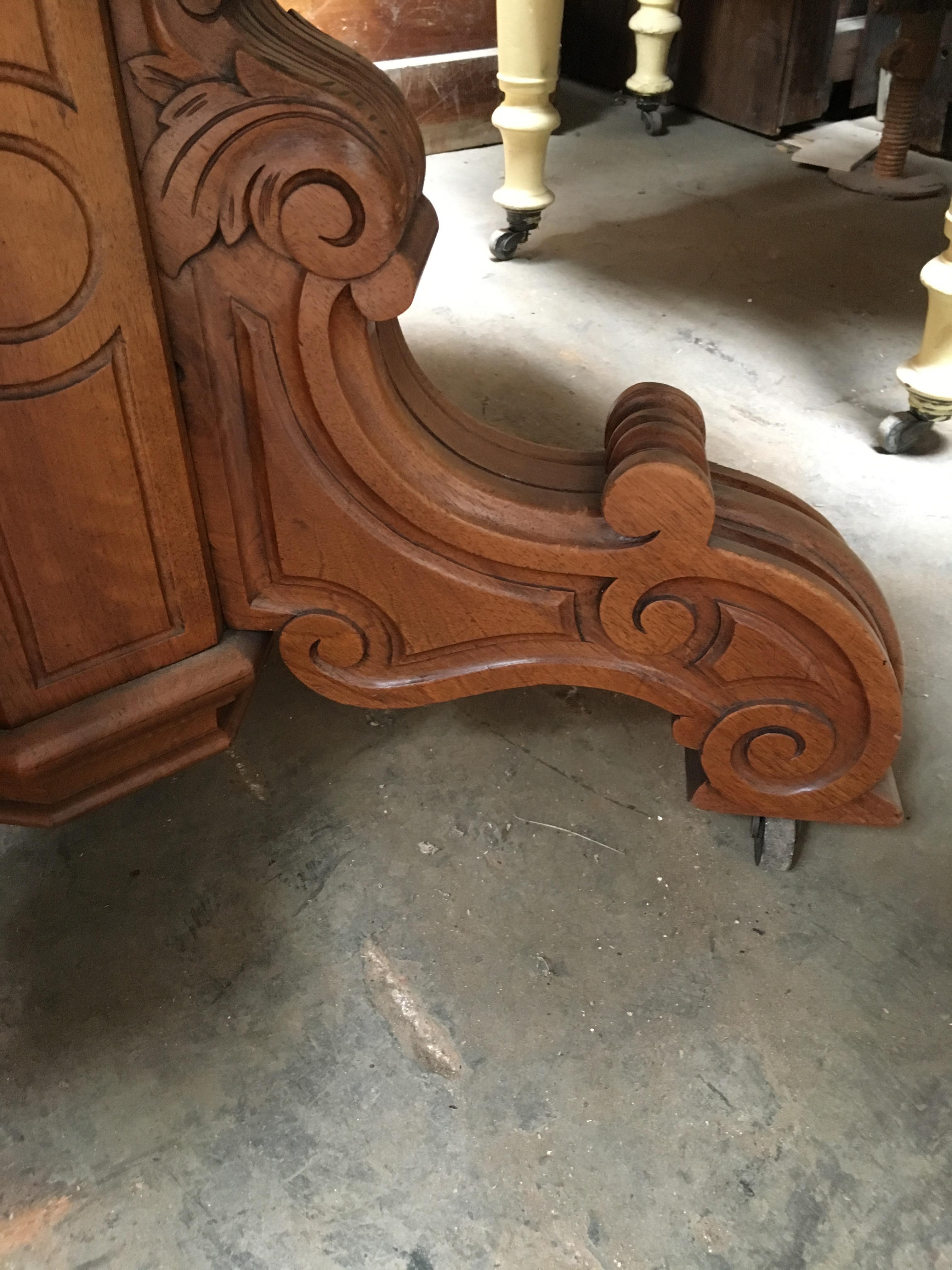 19th Century Italian Adjustable Walnut Oval Table. 1890s For Sale 4
