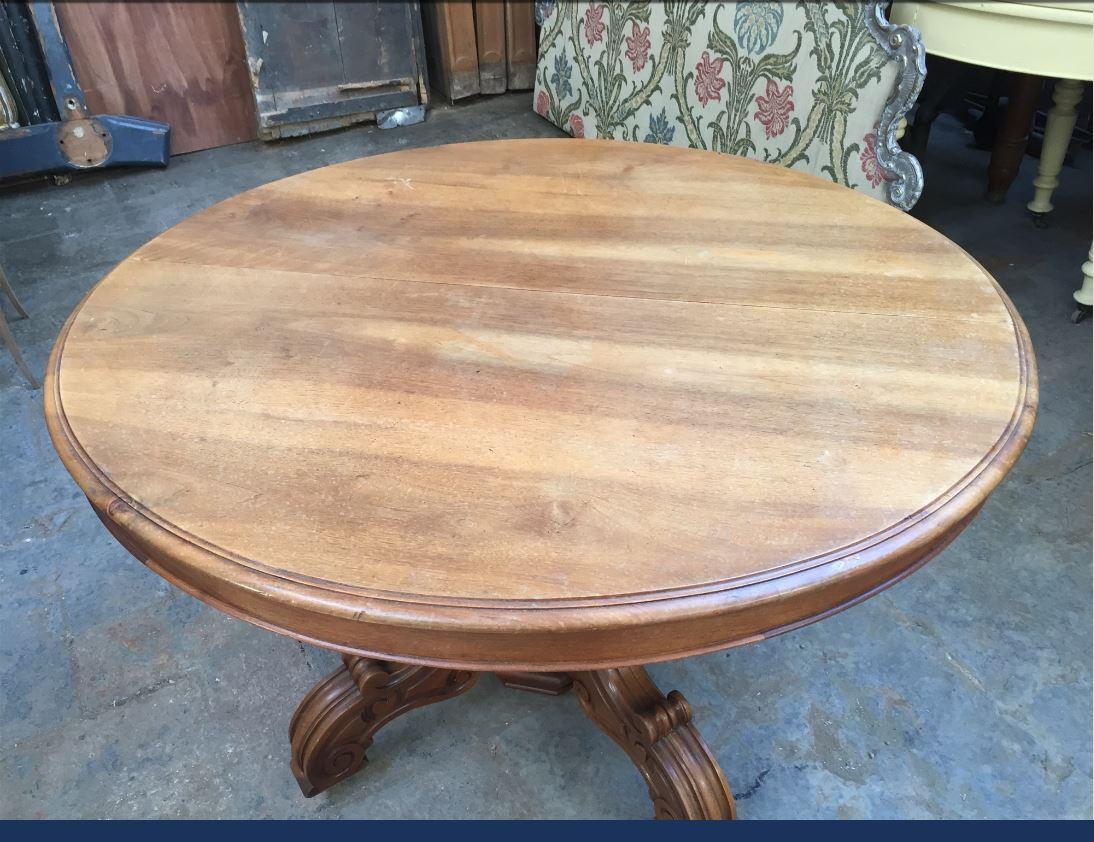 Victorian 19th Century Italian Adjustable Walnut Oval Table. 1890s For Sale