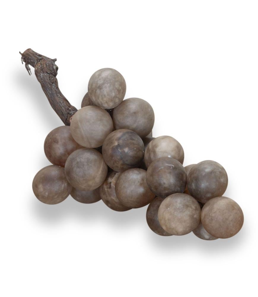 Uvas italianas de alabastro y mármol del siglo XIX. 

Hábilmente montado sobre un tallo de madera natural. Es de muy buena calidad y quedan muy bien en los hogares de hoy en día, estos ramos son un gran acento decorativo dentro de una cocina o