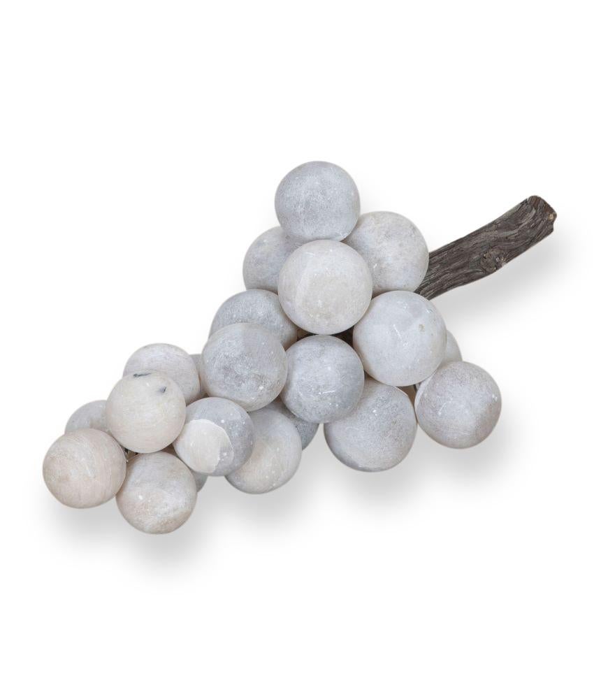 Uvas italianas de alabastro y mármol del siglo XIX en venta 3