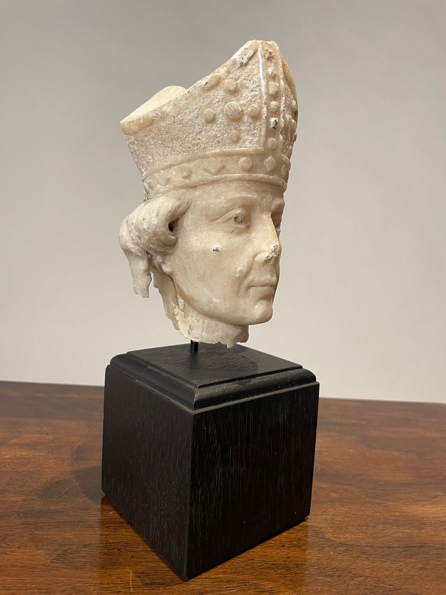 Geschnitzter italienischer Alabasterkopf eines Bischofs des 19. Jahrhunderts  (Gotisch) im Angebot