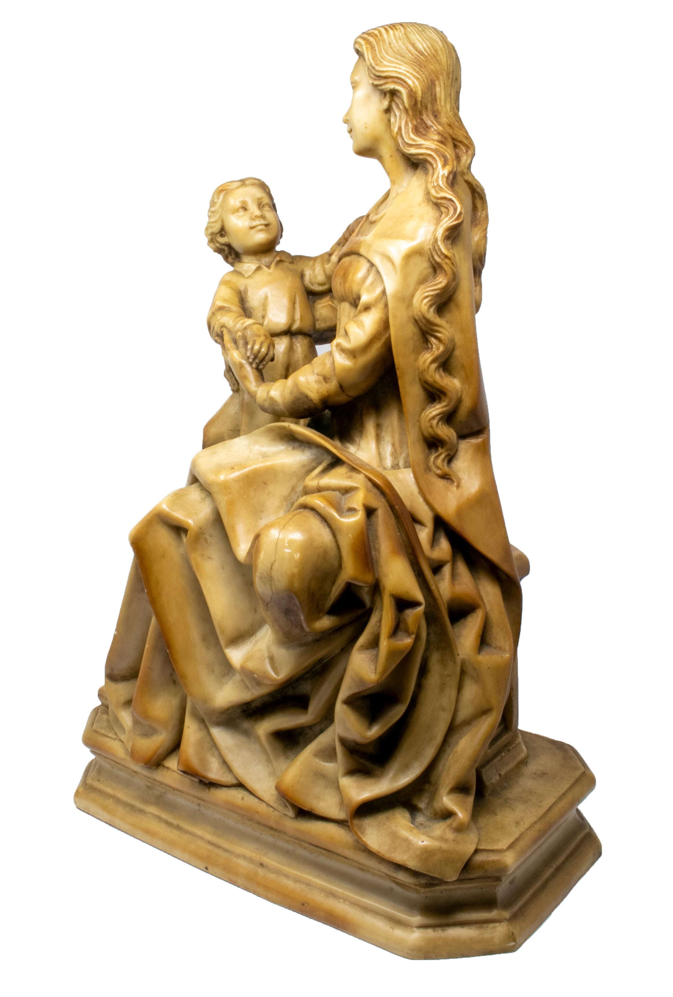 vierge à l'enfant en albâtre de style néo-gothique italien du XIXe siècle.