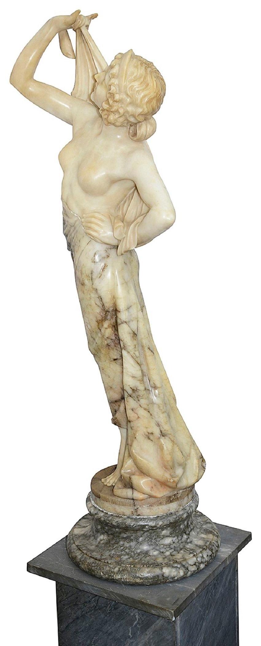 Eine bezaubernde, in Italien geschnitzte Alabasterstatue eines klassisch gekleideten jungen Mädchens, das den Arm ausstreckt und auf einem Sockel aus grauem Marmor steht.


Statue; 139cm (55