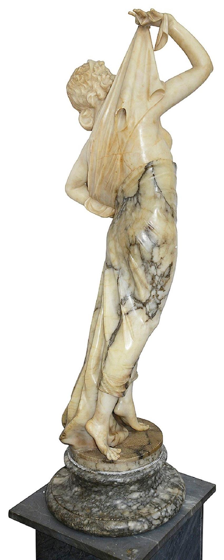 Italienische Alabasterstatue einer jungen Jungfrau aus dem 19. Jahrhundert. (Handgeschnitzt) im Angebot