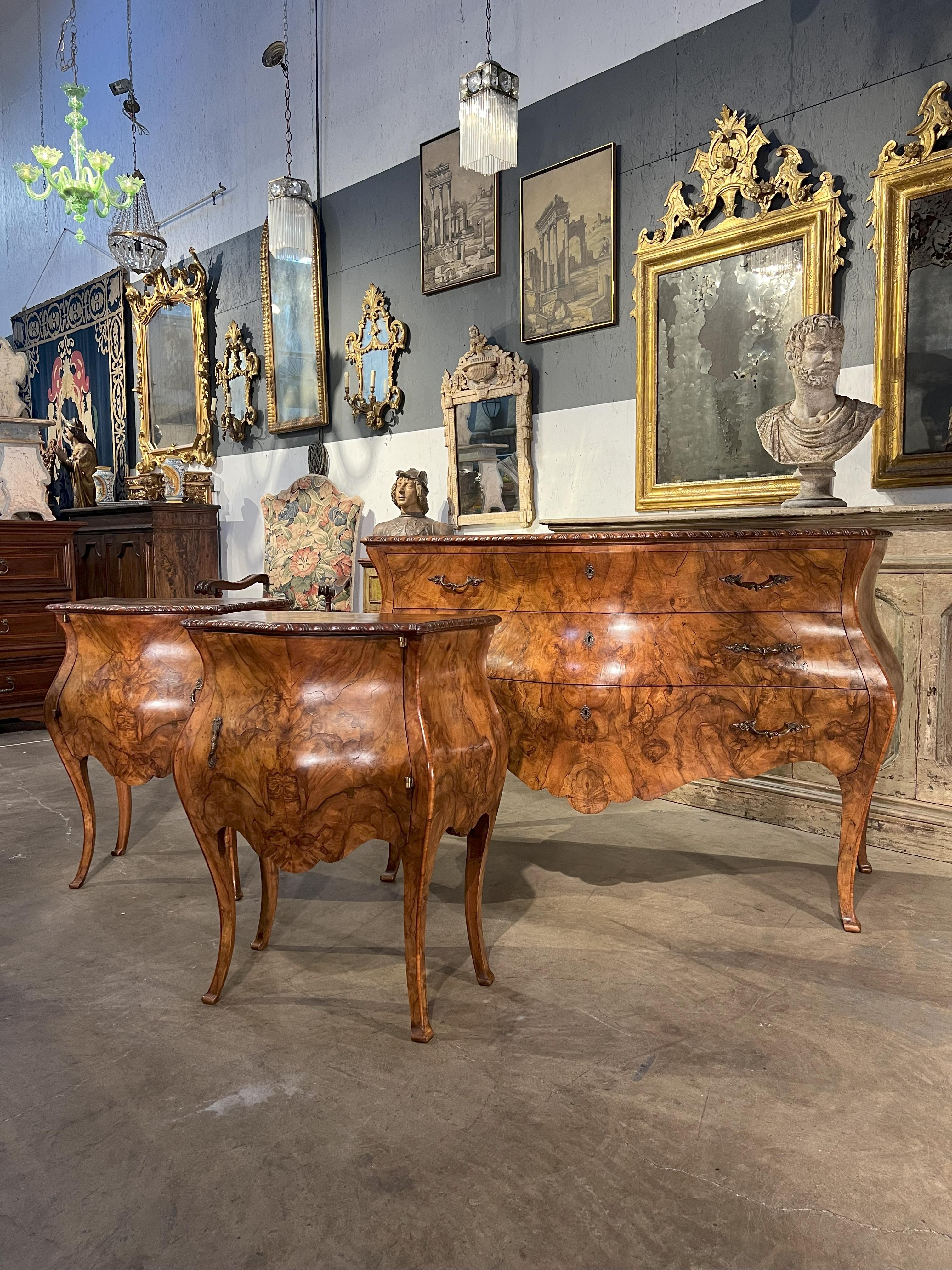 Veneer 19th Century Italian Antique Bombe Louis XV Style Venetian Pair of Night Stands For Sale