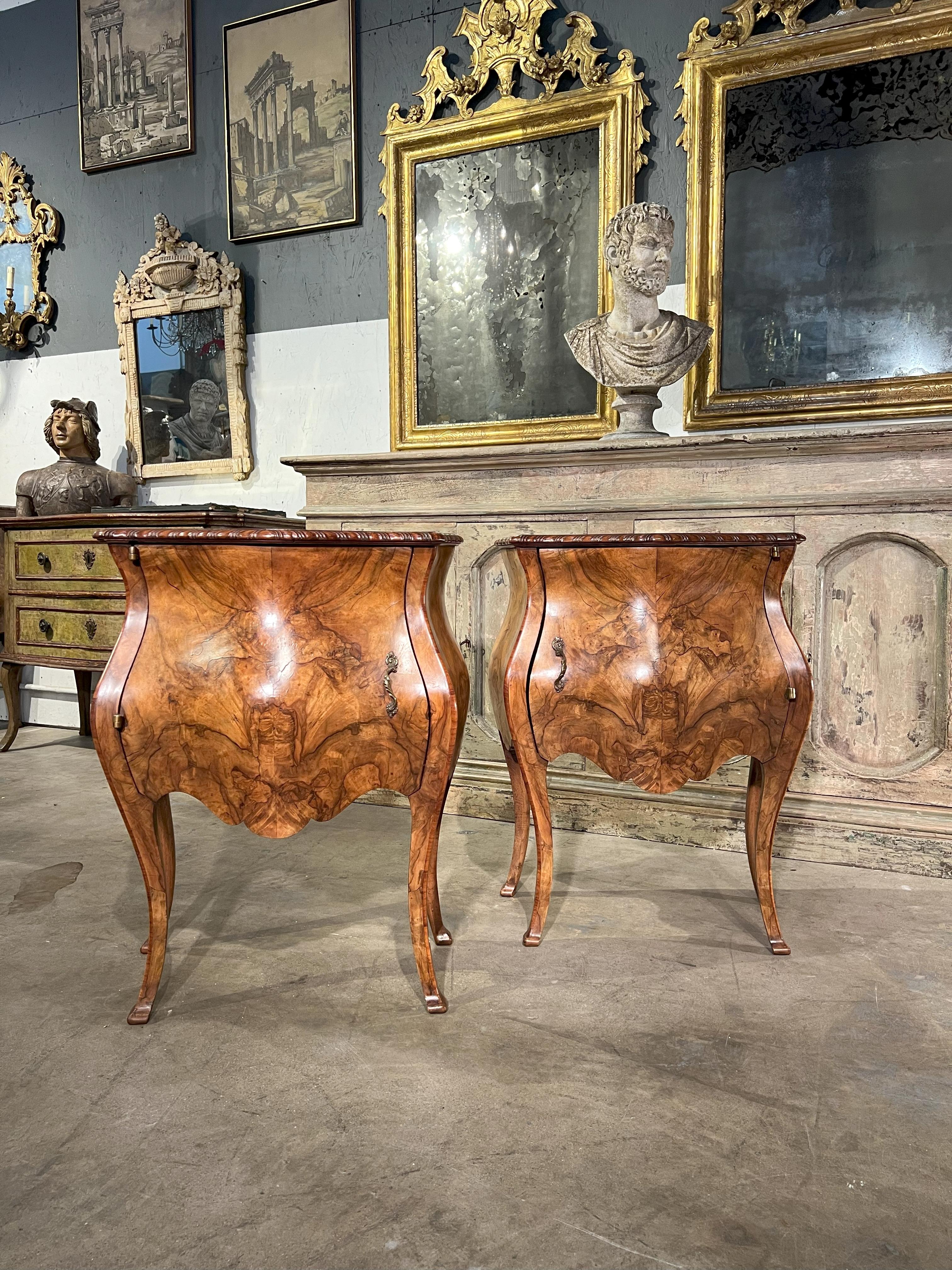 19th Century Italian Antique Bombe Louis XV Style Venetian Pair of Night Stands In Good Condition For Sale In Encinitas, CA