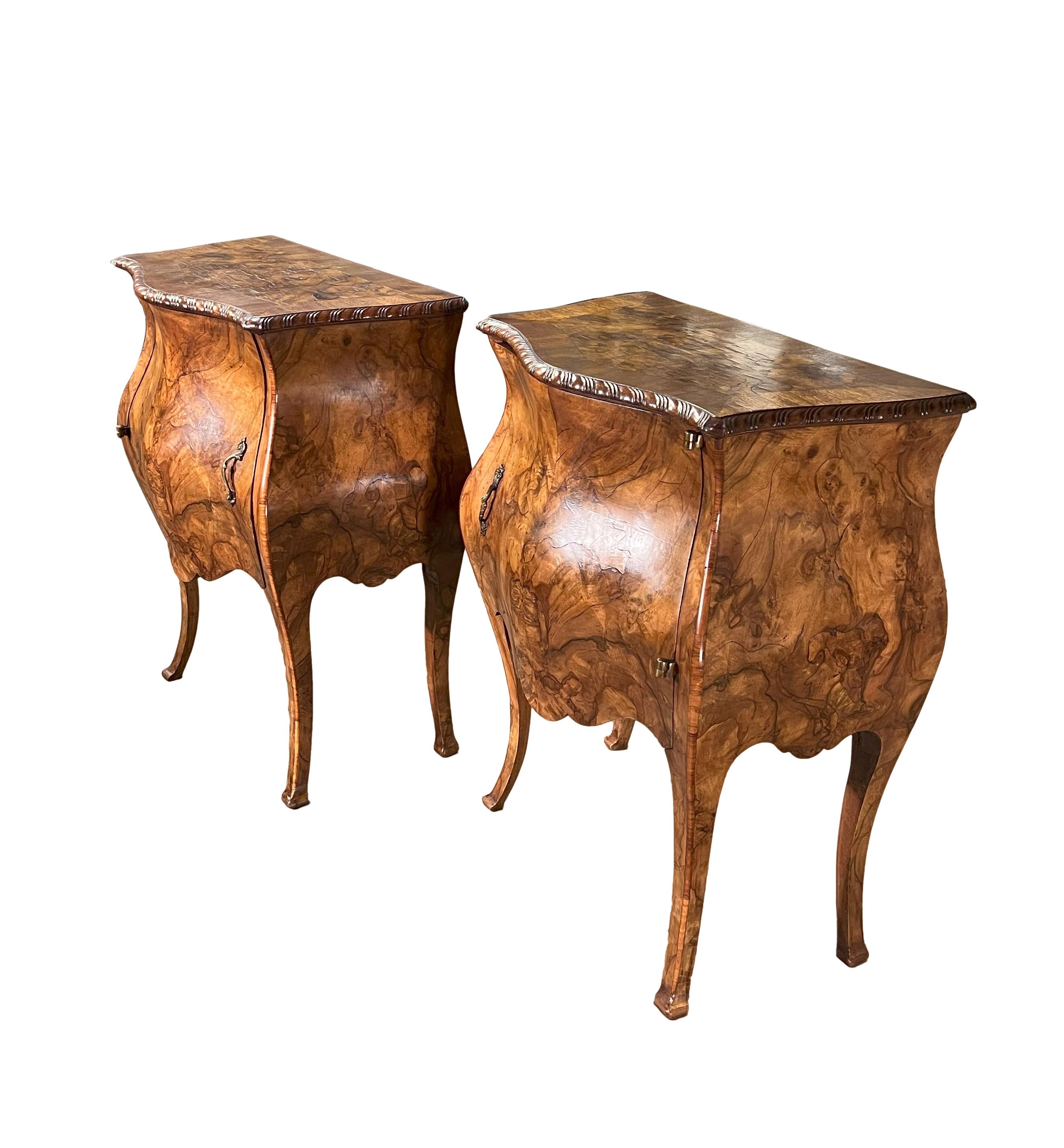 Walnut 19th Century Italian Antique Bombe Louis XV Style Venetian Pair of Night Stands For Sale