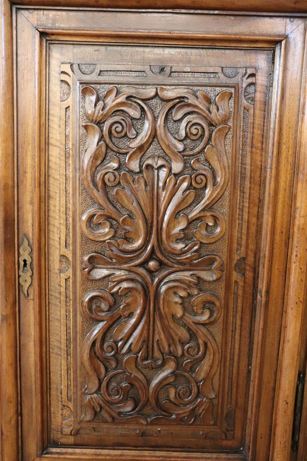 19th Century Italian Antique Cabinet in Solid Carved Walnut In Excellent Condition For Sale In Casale Monferrato, IT