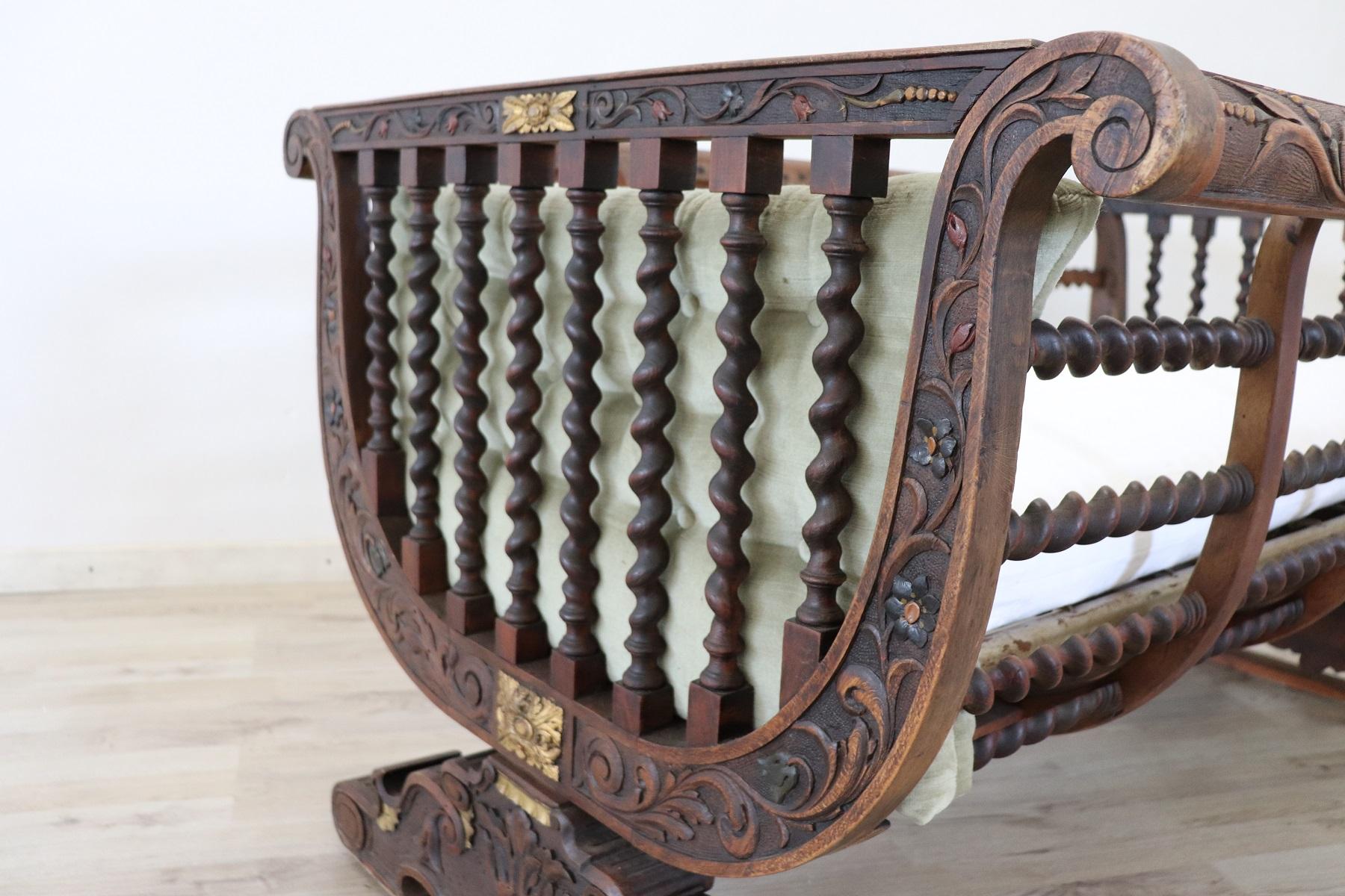19th Century Italian Antique Carved and Turned Walnut Crib or Baby Bed In Good Condition In Casale Monferrato, IT