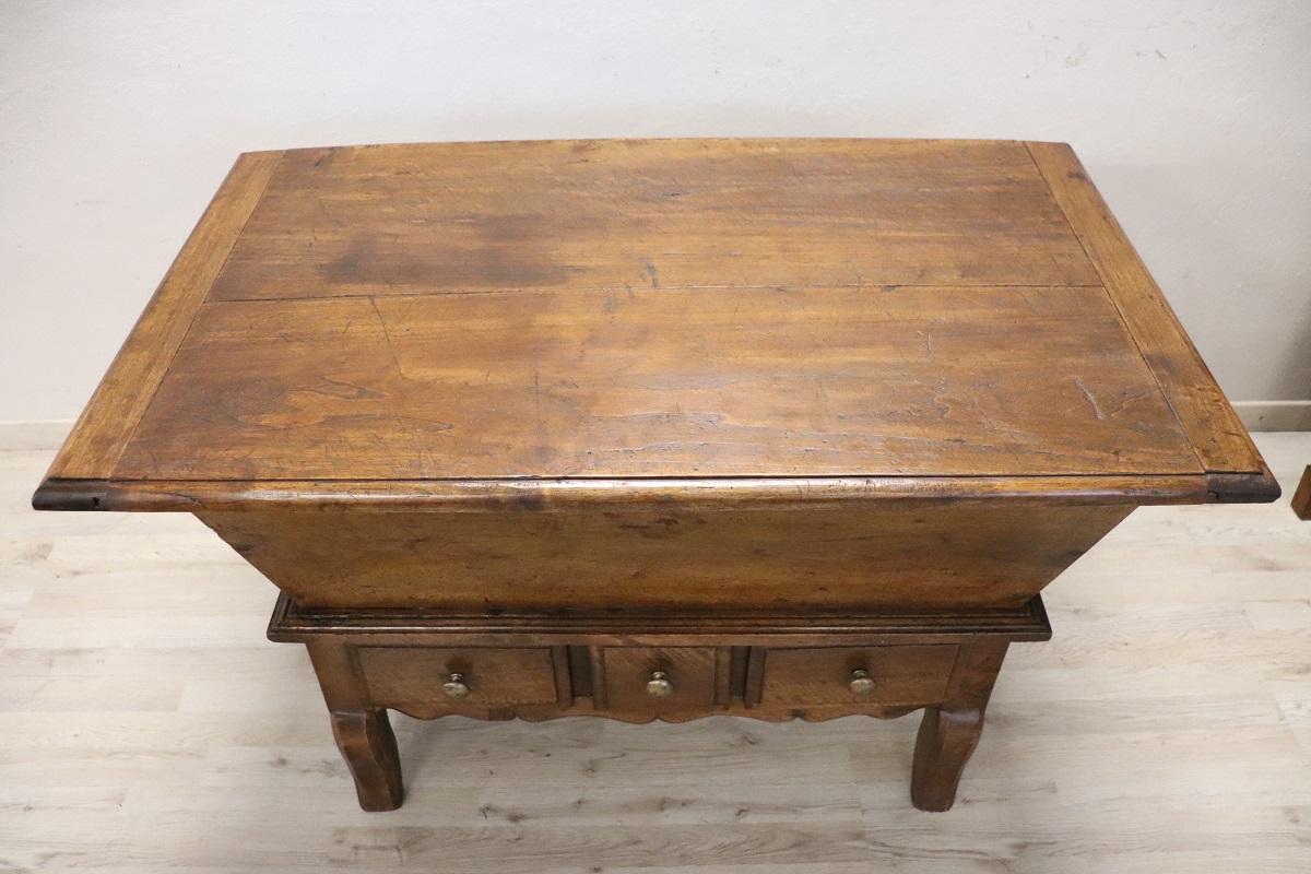 Este antiguo armario italiano, fabricado en madera maciza de álamo en el siglo XIX, encarna la sencillez y la funcionalidad. Su diseño limpio y lineal carece de ornamentación excesiva, lo que la convierte en una pieza versátil que encaja