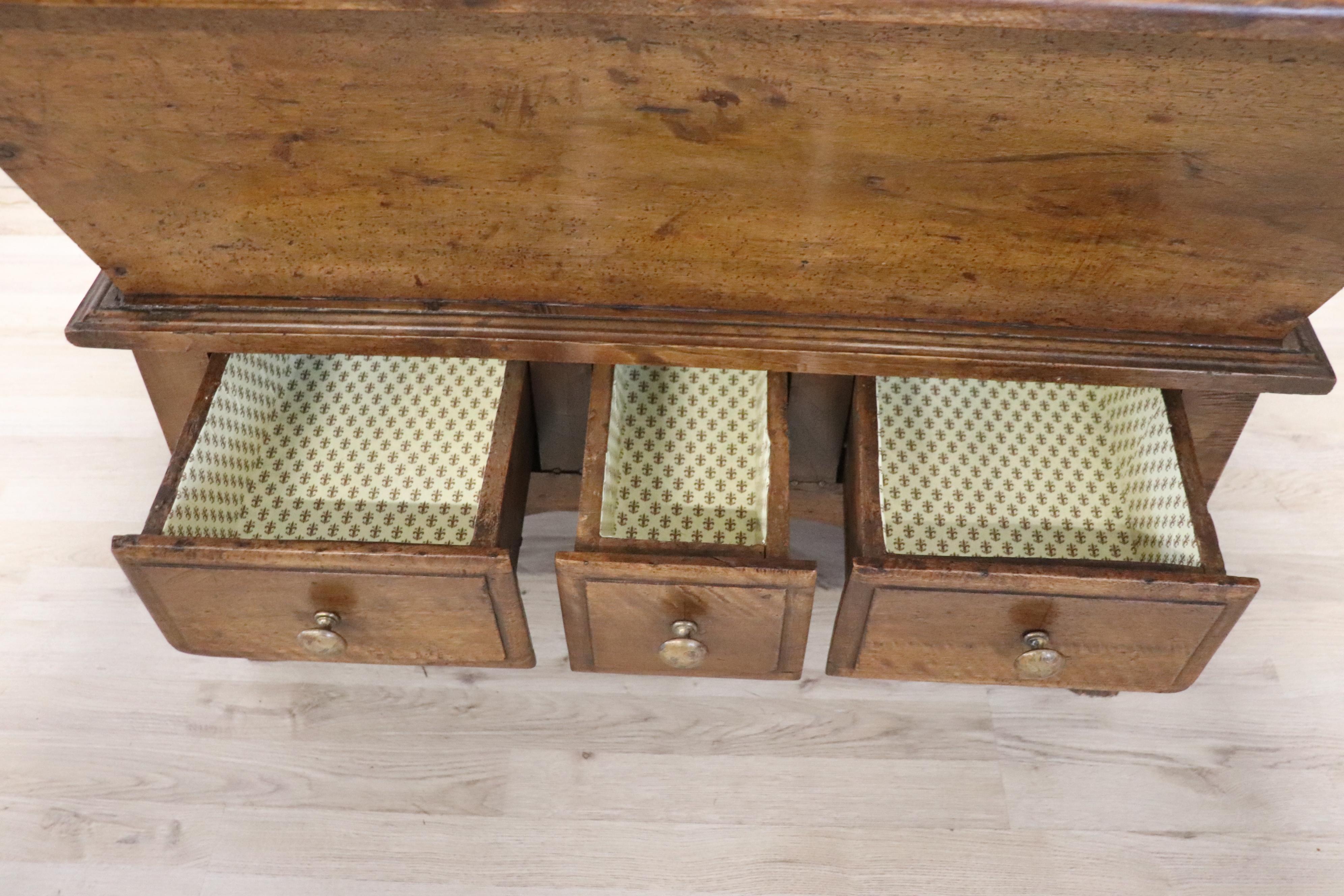 Armario antiguo italiano del siglo XIX de madera maciza de álamo, restaurado Italiano en venta