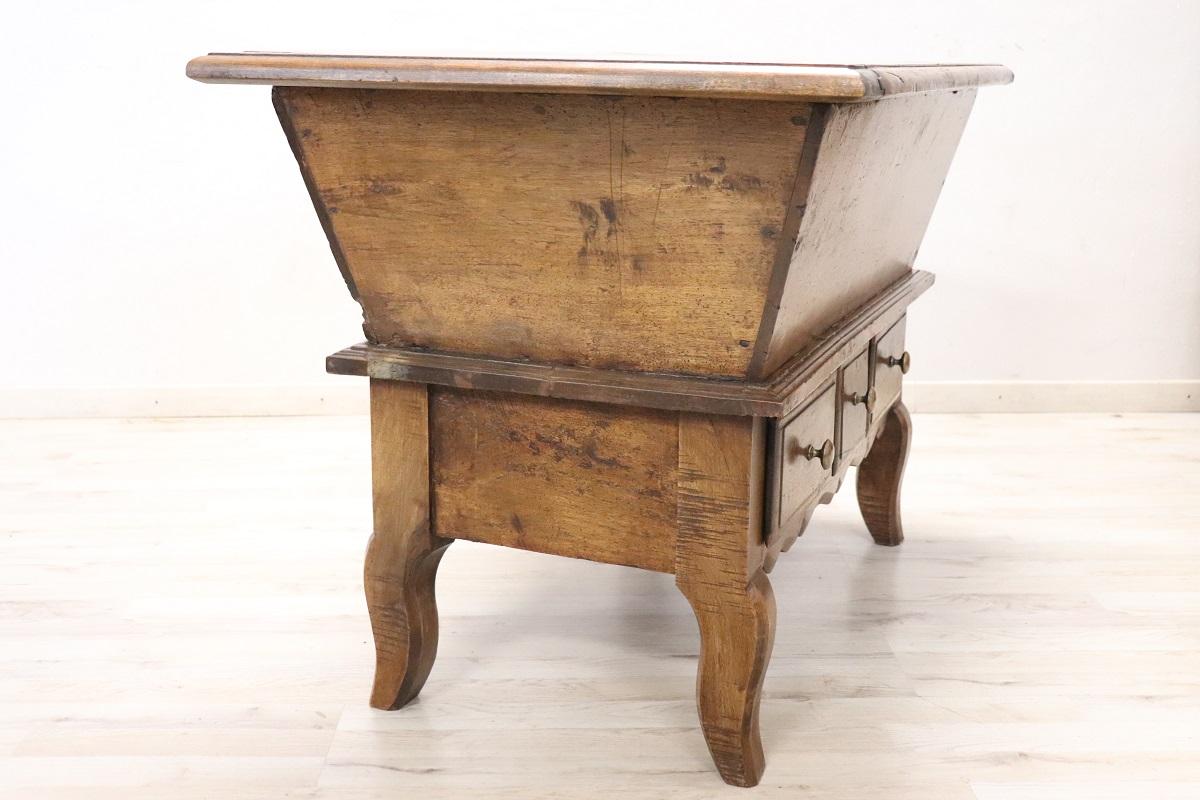 Armario antiguo italiano del siglo XIX de madera maciza de álamo, restaurado en Bueno estado para la venta en Casale Monferrato, IT