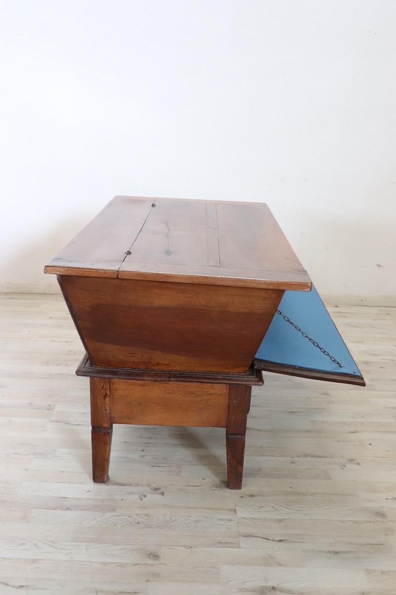 Armoire ancienne italienne du 19e siècle en bois massif de noyer en vente 5