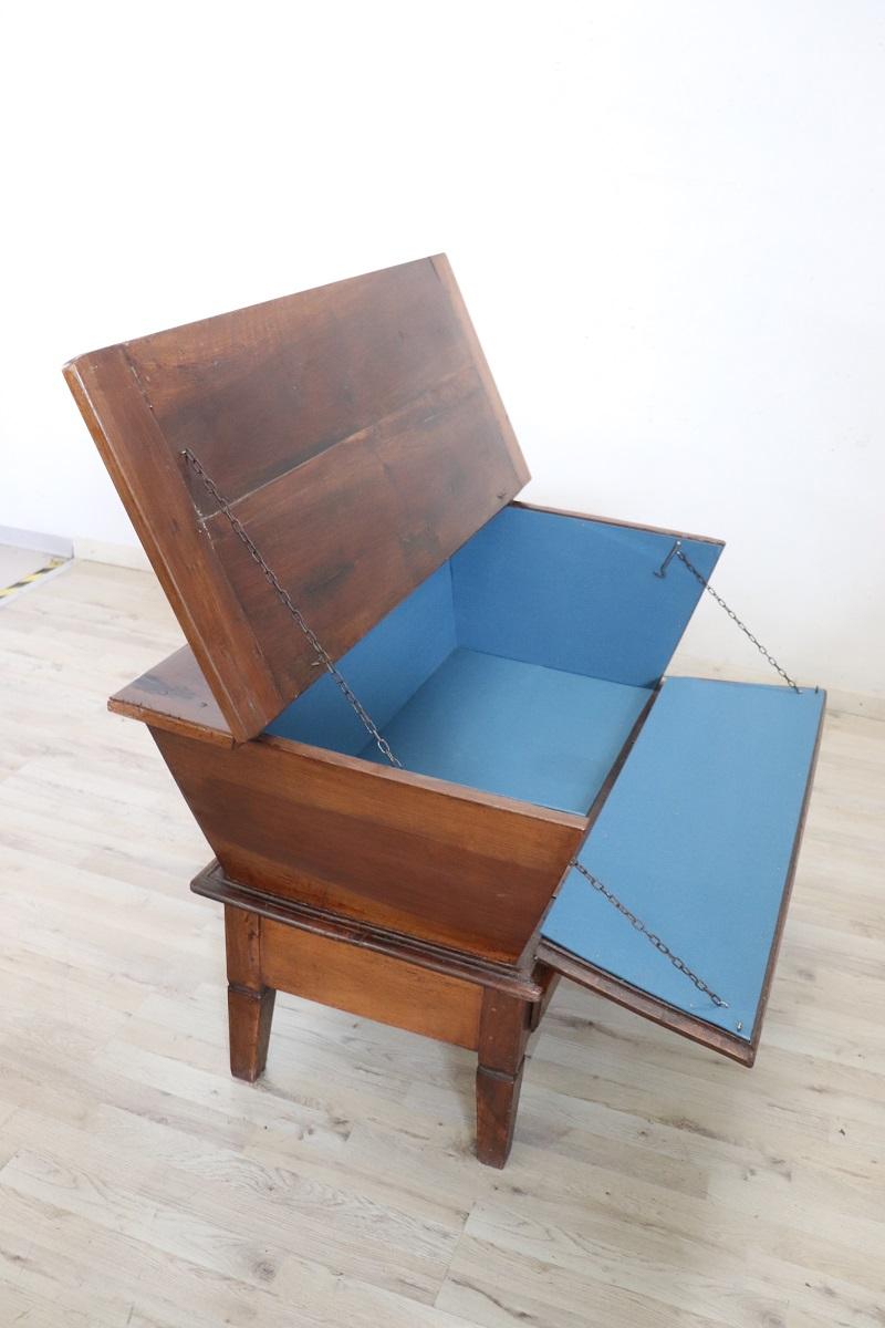 Armoire ancienne italienne du 19e siècle en bois massif de noyer en vente 7