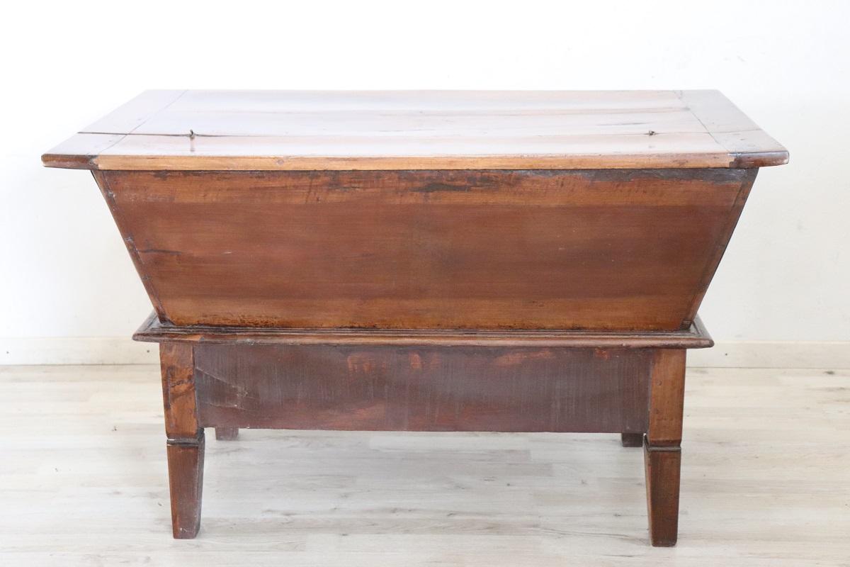 Armoire ancienne italienne du 19e siècle en bois massif de noyer en vente 9