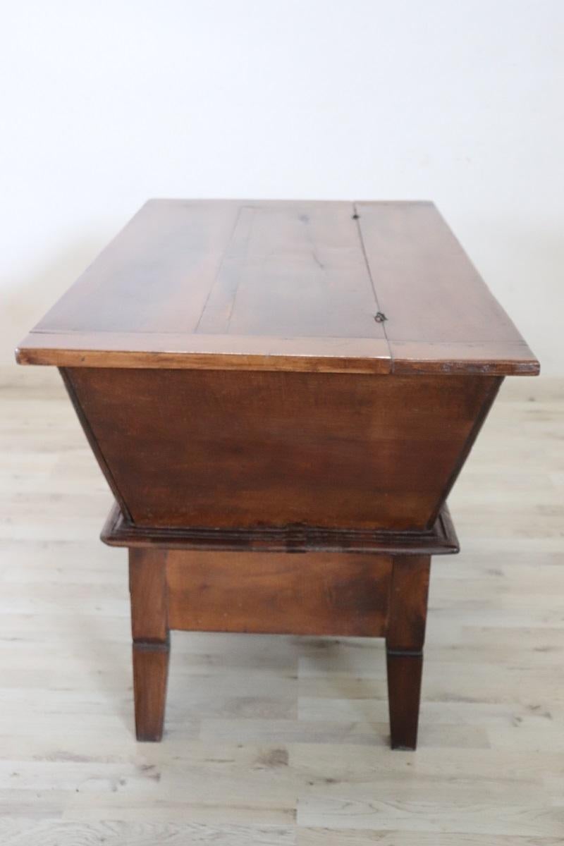 Armoire ancienne italienne du 19e siècle en bois massif de noyer en vente 10