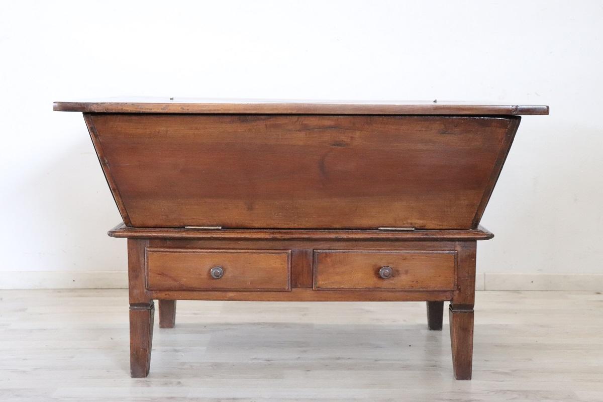 Nous vous proposons cette ancienne armoire italienne datant du 19ème siècle à un prix exceptionnel. Fabriquée en noyer massif, sa structure est robuste et durable, ce qui lui permet de s'adapter aux intérieurs classiques et contemporains. Cette