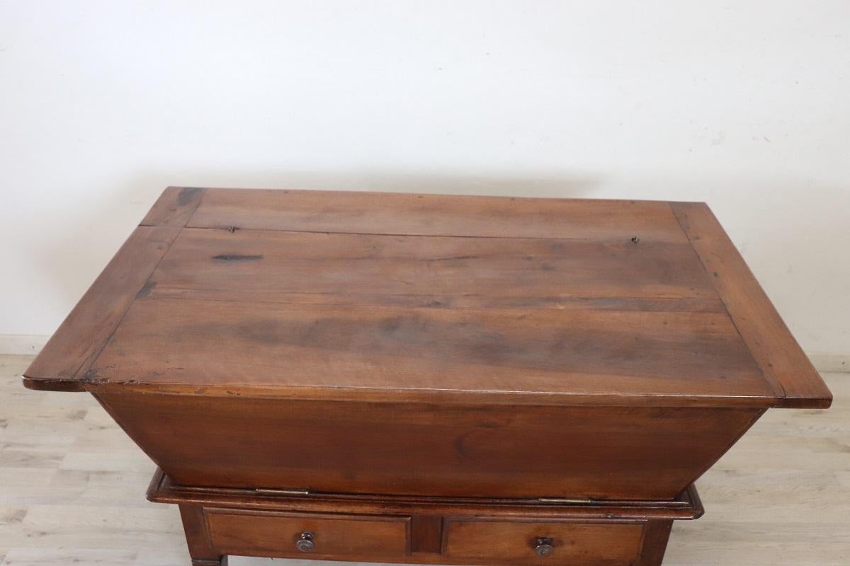 Armoire ancienne italienne du 19e siècle en bois massif de noyer Bon état - En vente à Casale Monferrato, IT