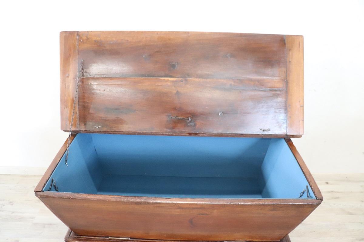Peuplier Armoire ancienne italienne du 19e siècle en bois massif de noyer en vente