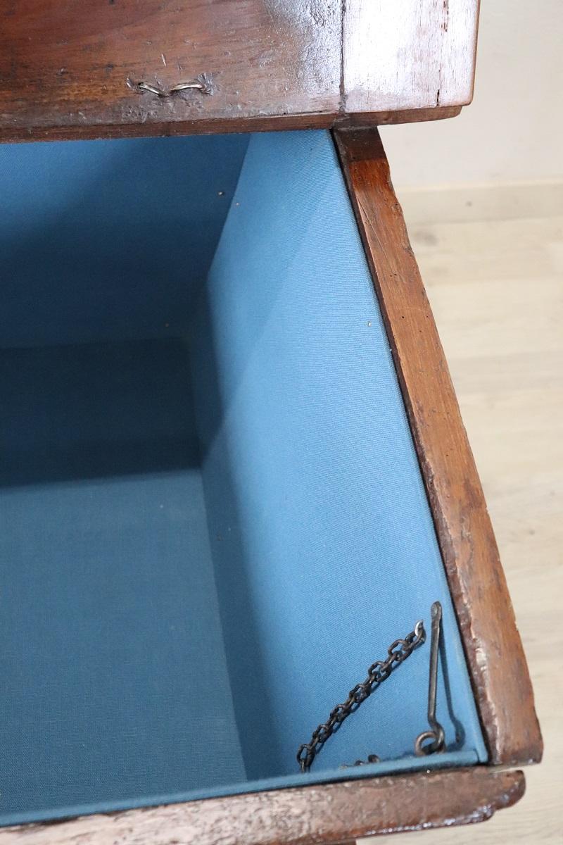 Armoire ancienne italienne du 19e siècle en bois massif de noyer en vente 1