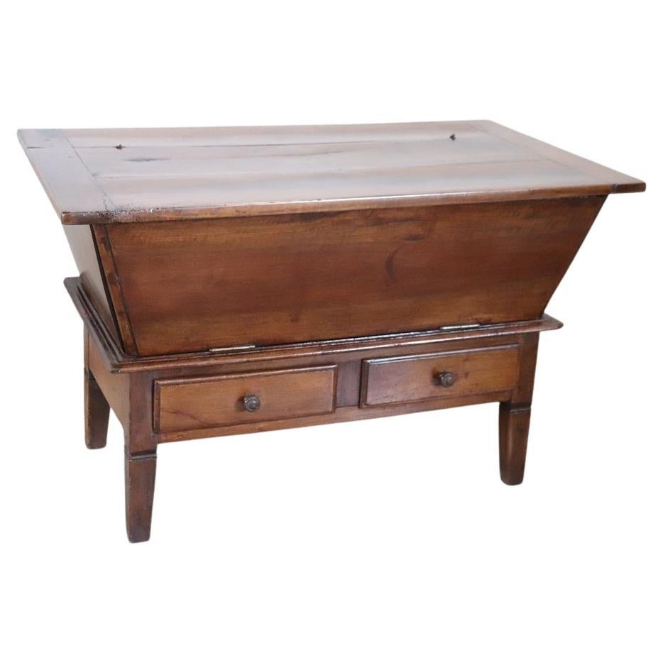 Armoire ancienne italienne du 19e siècle en bois massif de noyer en vente