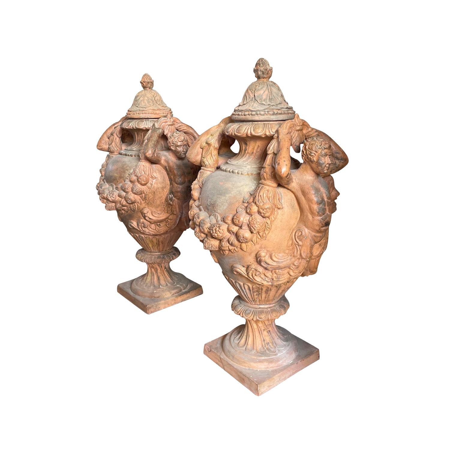 Fait main Paire d'urnes italiennes anciennes en terre cuite du 19ème siècle de style Renaissance en vente