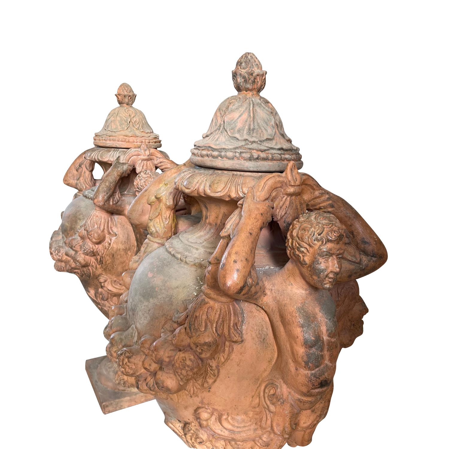 Paire d'urnes italiennes anciennes en terre cuite du 19ème siècle de style Renaissance Bon état - En vente à West Palm Beach, FL