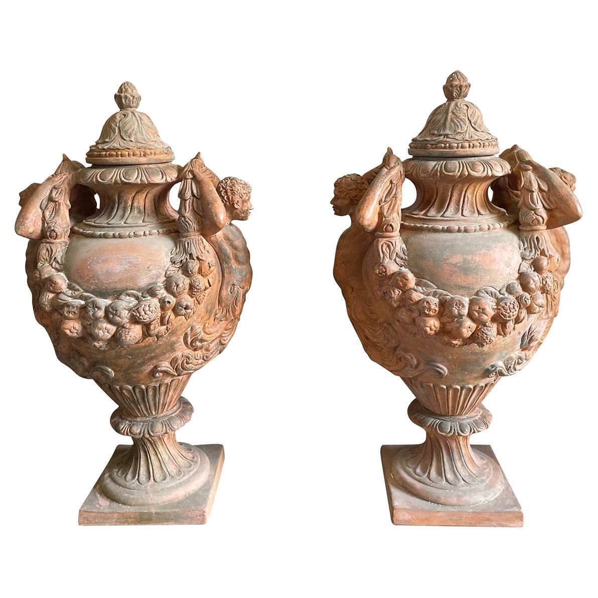 Paire d'urnes italiennes anciennes en terre cuite du 19ème siècle de style Renaissance