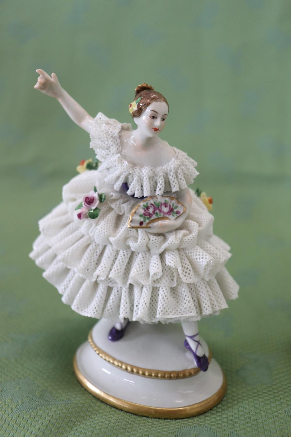 Beautiful pair of statues in refined Capodimonte porcelain. Two young girls dancing. Characterized by elegant eighteenth-century dresses with full lace skirts completely made in porcelain. Note the great skill in making the dress in detail, it seems