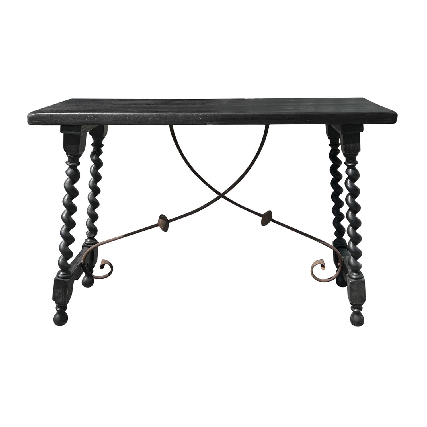 Une belle table d'appoint ou console de style Renaissance toscane du 19ème siècle avec un plateau rectangulaire en noyer, en bon état. La base de la table a des pieds tordus tournés à la main, en noyer, refinis avec de la cire foncée. La base en
